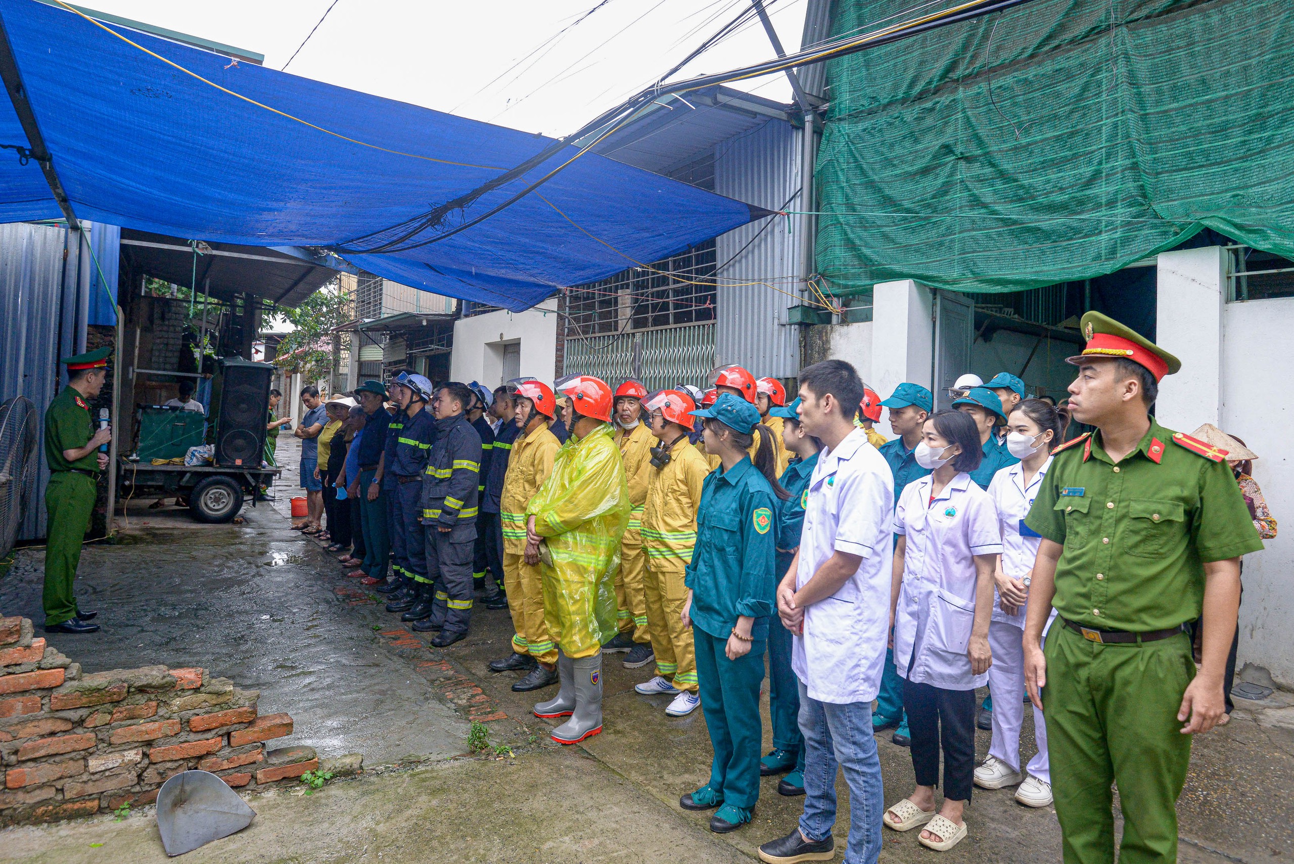 Hà Nội: Huy động hàng trăm người cùng nhiều xe chuyên dụng diễn tập chữa cháy và cứu nạn cứu hộ - Ảnh 5.