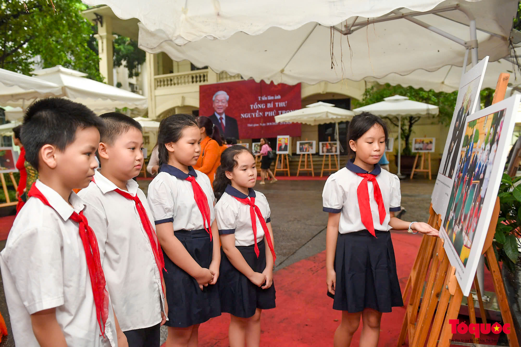 Người dân thủ đô xúc động nhìn lại hình ảnh &quot;Tổng Bí thư Nguyễn Phú Trọng&quot; - Ảnh 10.