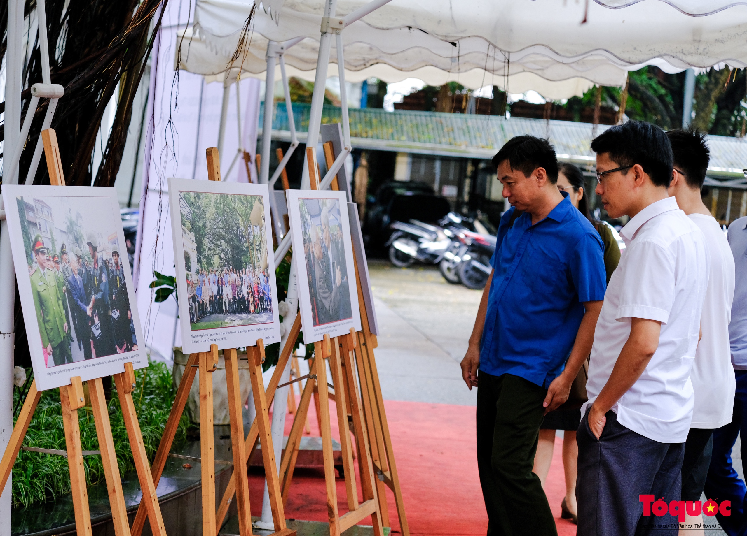 Người dân thủ đô xúc động nhìn lại hình ảnh &quot;Tổng Bí thư Nguyễn Phú Trọng&quot; - Ảnh 3.