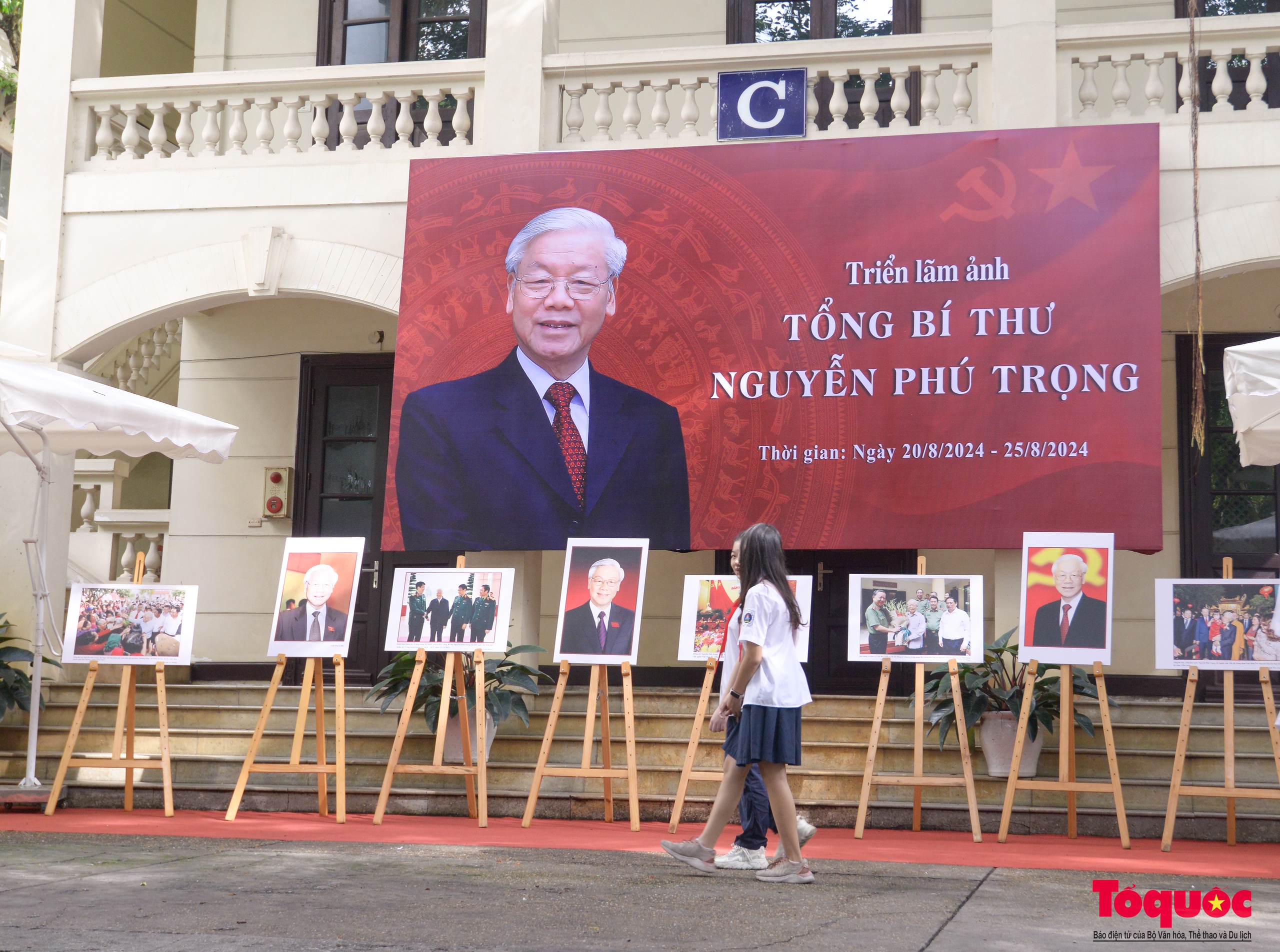 Người dân thủ đô xúc động nhìn lại hình ảnh &quot;Tổng Bí thư Nguyễn Phú Trọng&quot; - Ảnh 1.