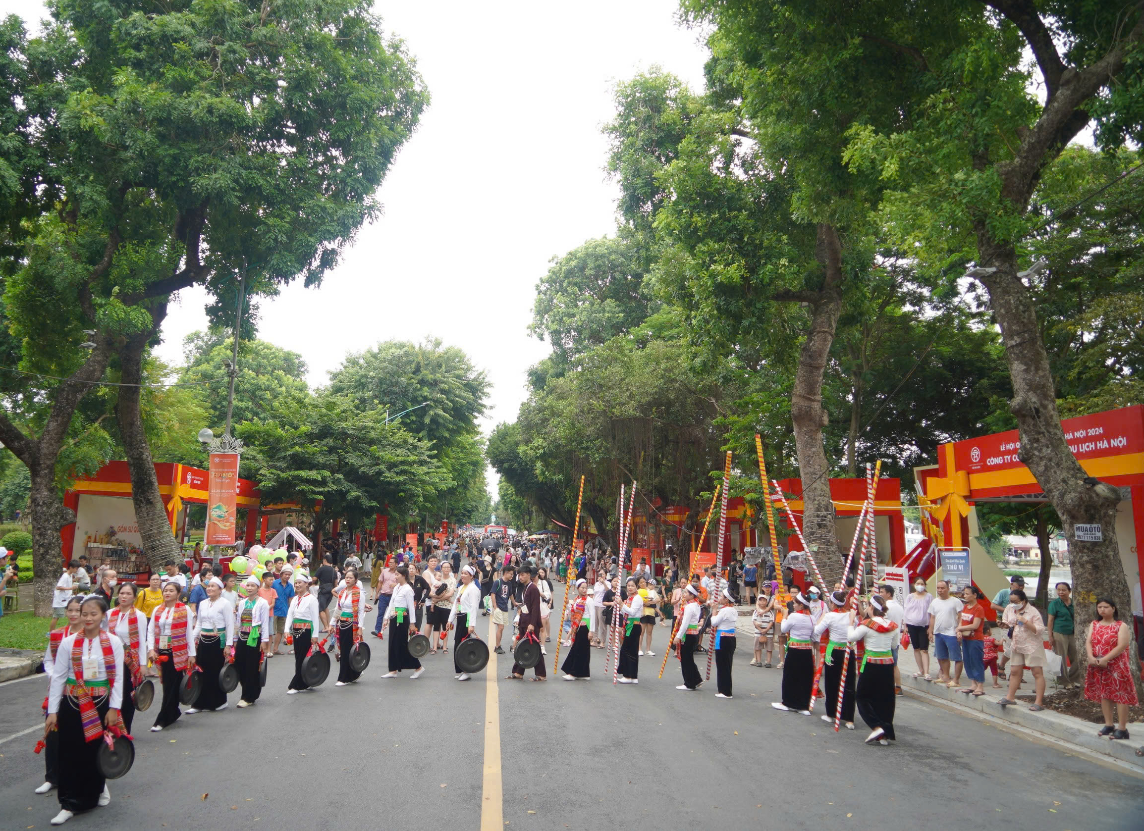 O mulțime de experiențe la Festivalul Cadourilor 2024 - Fotografia 3. Thật nhiều trải nghiệm tại Lễ hội quà tặng 2024 - Ảnh 3.