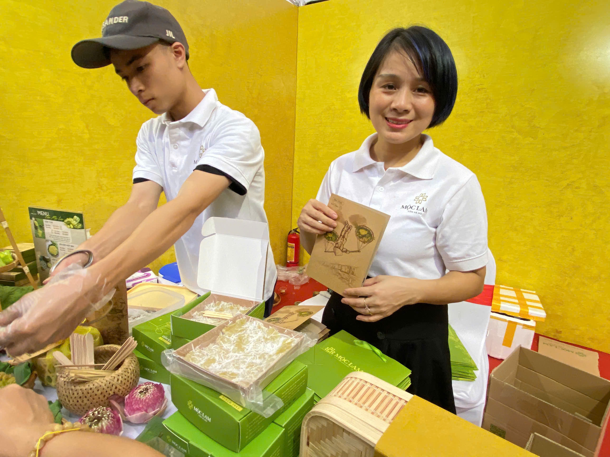 O mulțime de experiențe la Festivalul Cadourilor 2024 - Fotografia 6. Thật nhiều trải nghiệm tại Lễ hội quà tặng 2024 - Ảnh 6.