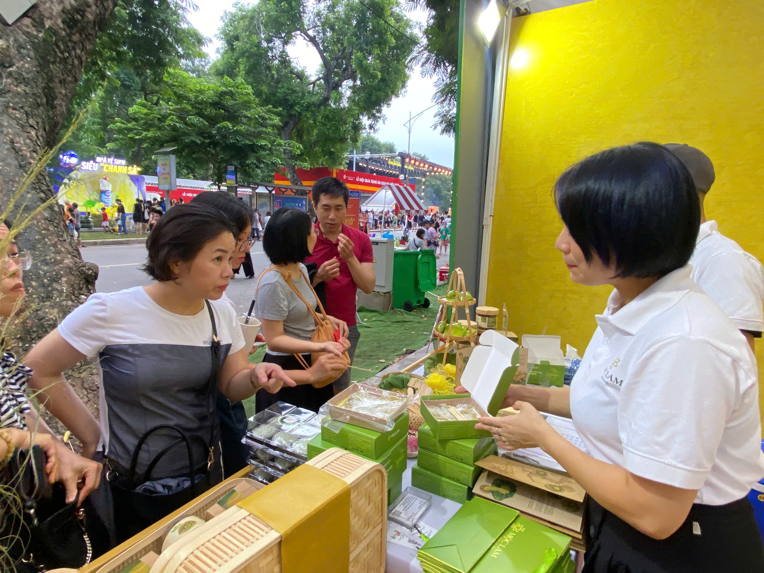 O mulțime de experiențe la Festivalul Cadourilor 2024 - Fotografia 5. Thật nhiều trải nghiệm tại Lễ hội quà tặng 2024 - Ảnh 5.