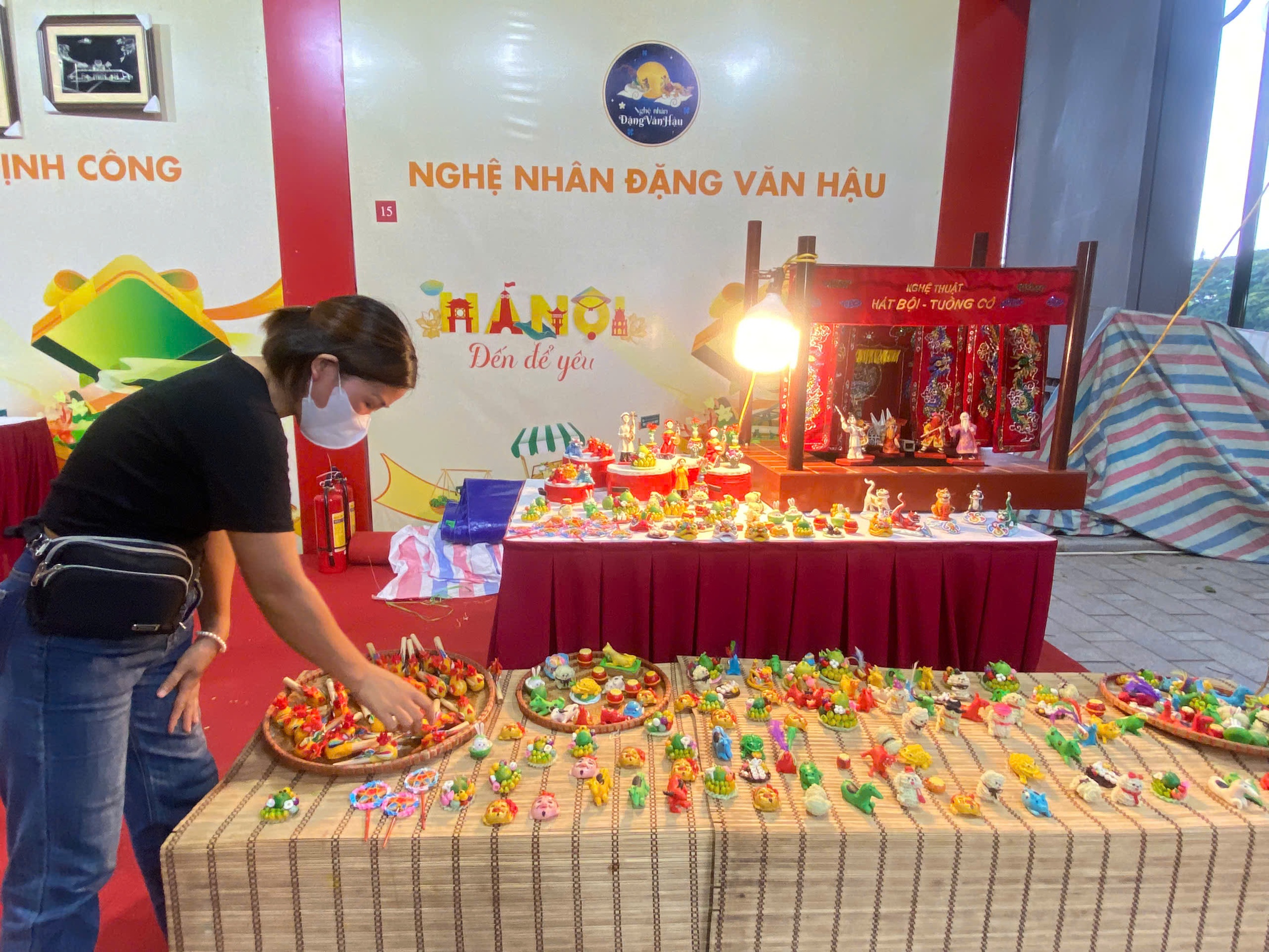 O mulțime de experiențe la Festivalul Cadourilor din 2024 - Fotografia 8. Thật nhiều trải nghiệm tại Lễ hội quà tặng 2024 - Ảnh 8.