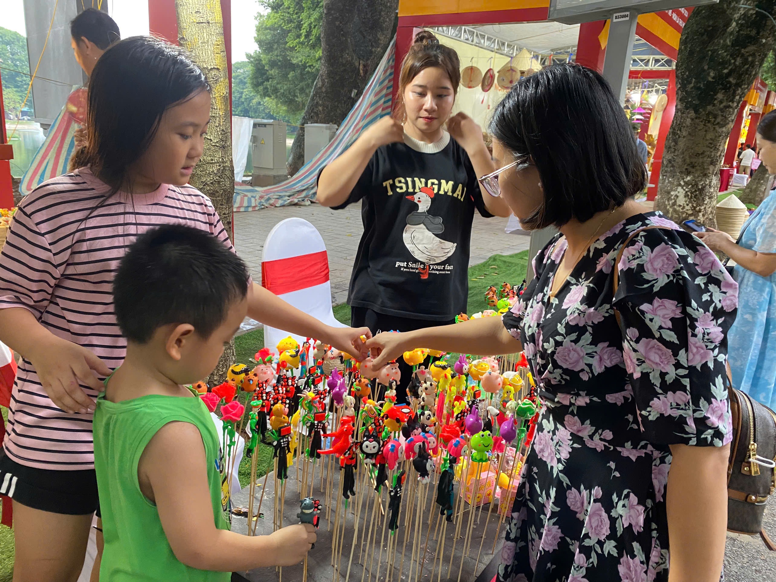 O mulțime de experiențe la Festivalul Cadourilor din 2024 - Fotografia 7. Thật nhiều trải nghiệm tại Lễ hội quà tặng 2024 - Ảnh 7.