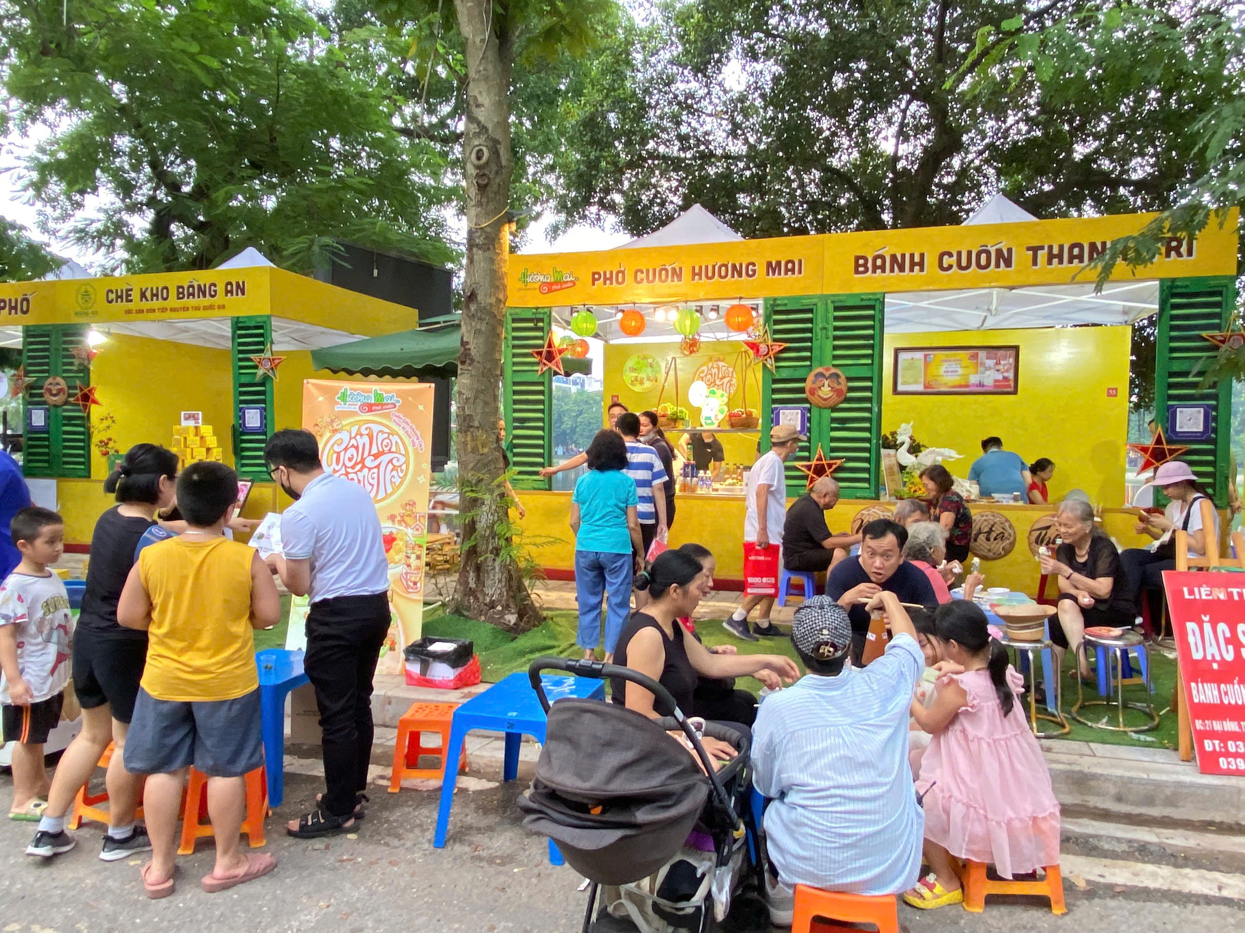 O mulțime de experiențe la Festivalul Cadourilor 2024 - Fotografia 9. Thật nhiều trải nghiệm tại Lễ hội quà tặng 2024 - Ảnh 9.