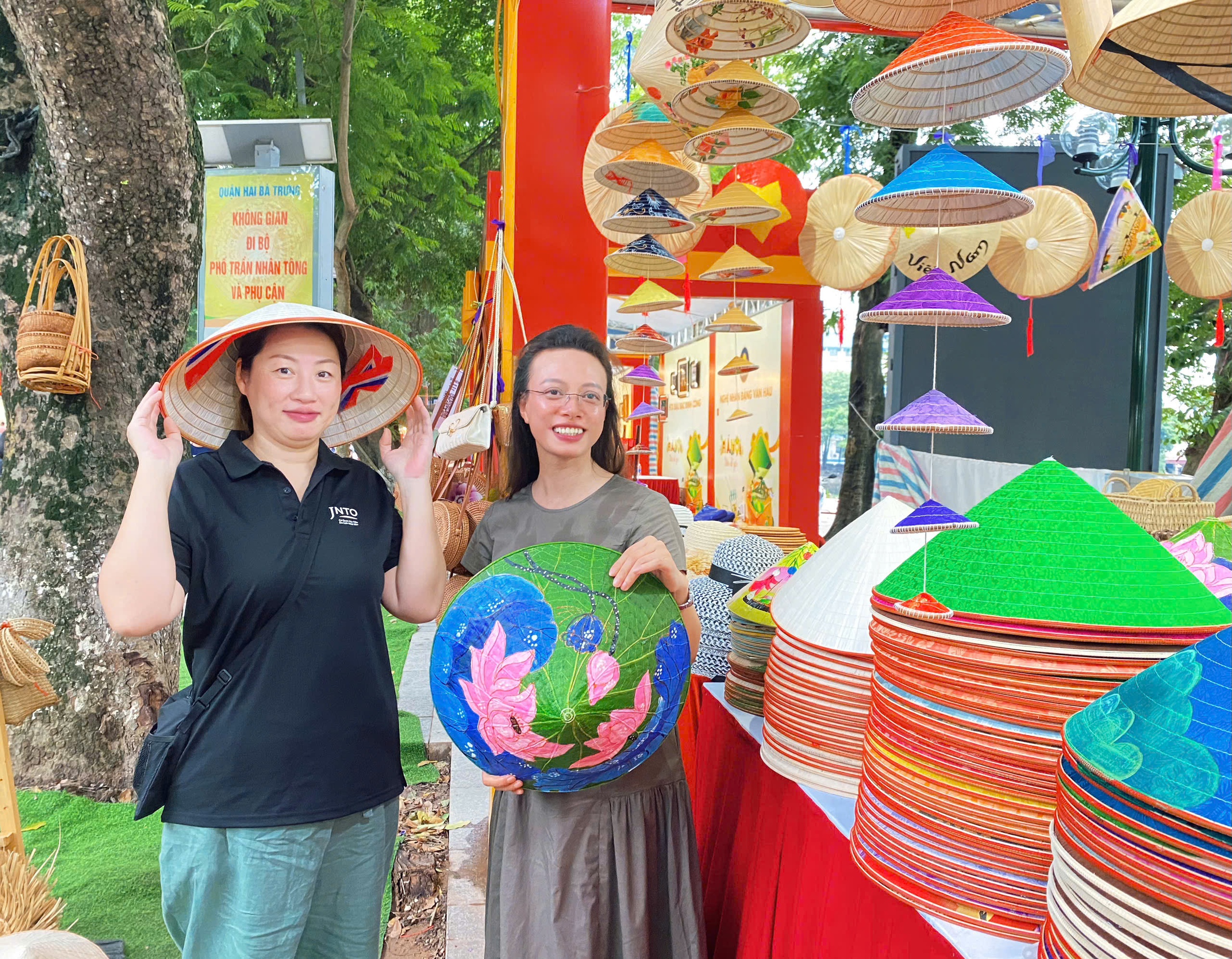 O mulțime de experiențe la Festivalul Cadourilor 2024 - Fotografia 12. Thật nhiều trải nghiệm tại Lễ hội quà tặng 2024 - Ảnh 12.