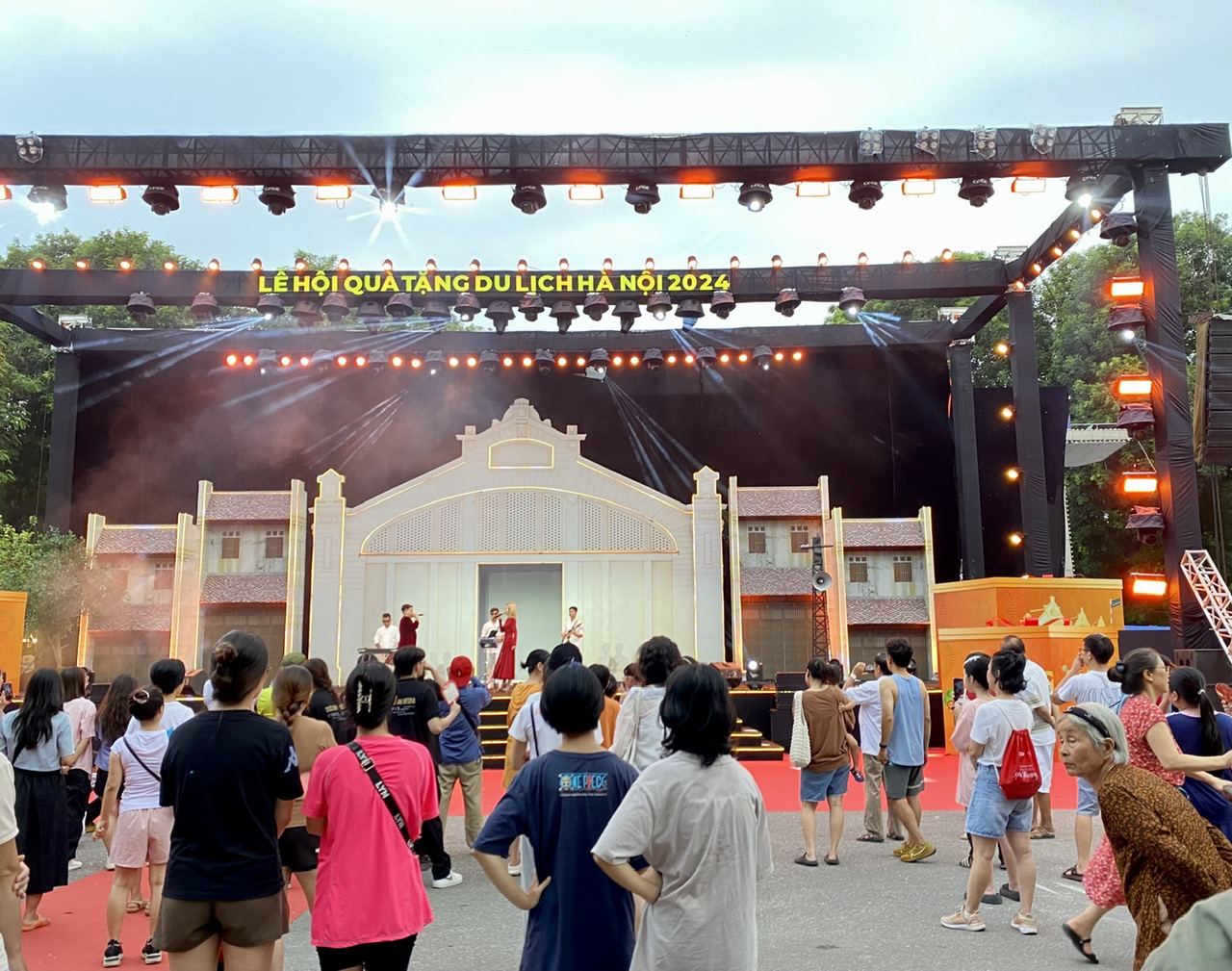 O mulțime de experiențe la Festivalul Cadourilor 2024 - Fotografia 1. Thật nhiều trải nghiệm tại Lễ hội quà tặng 2024 - Ảnh 1.