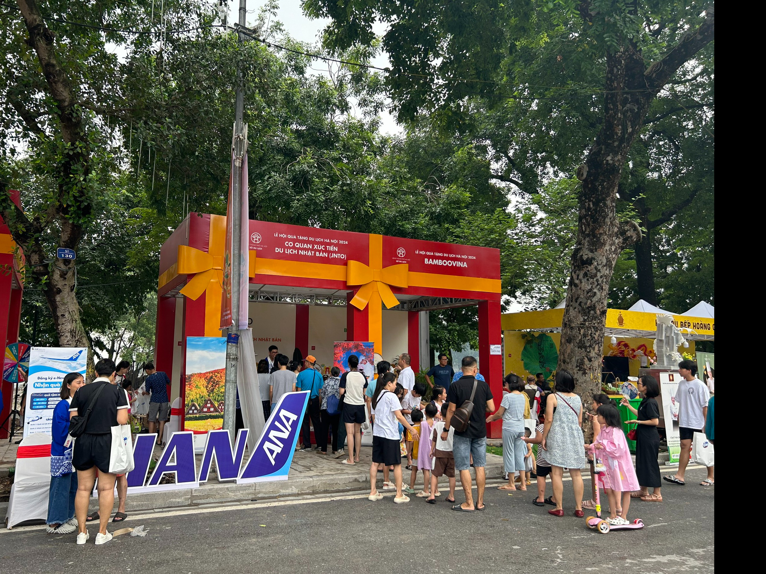 Numeroase experiențe de la Festivalul Cadourilor Turistice din 2024 au atras 20.000 de localnici și turiști - Foto 14. Thật nhiều trải nghiệm tại Lễ hội quà tặng du lịch 2024 đã thu hút 20.000 người dân và du khách - Ảnh 14.