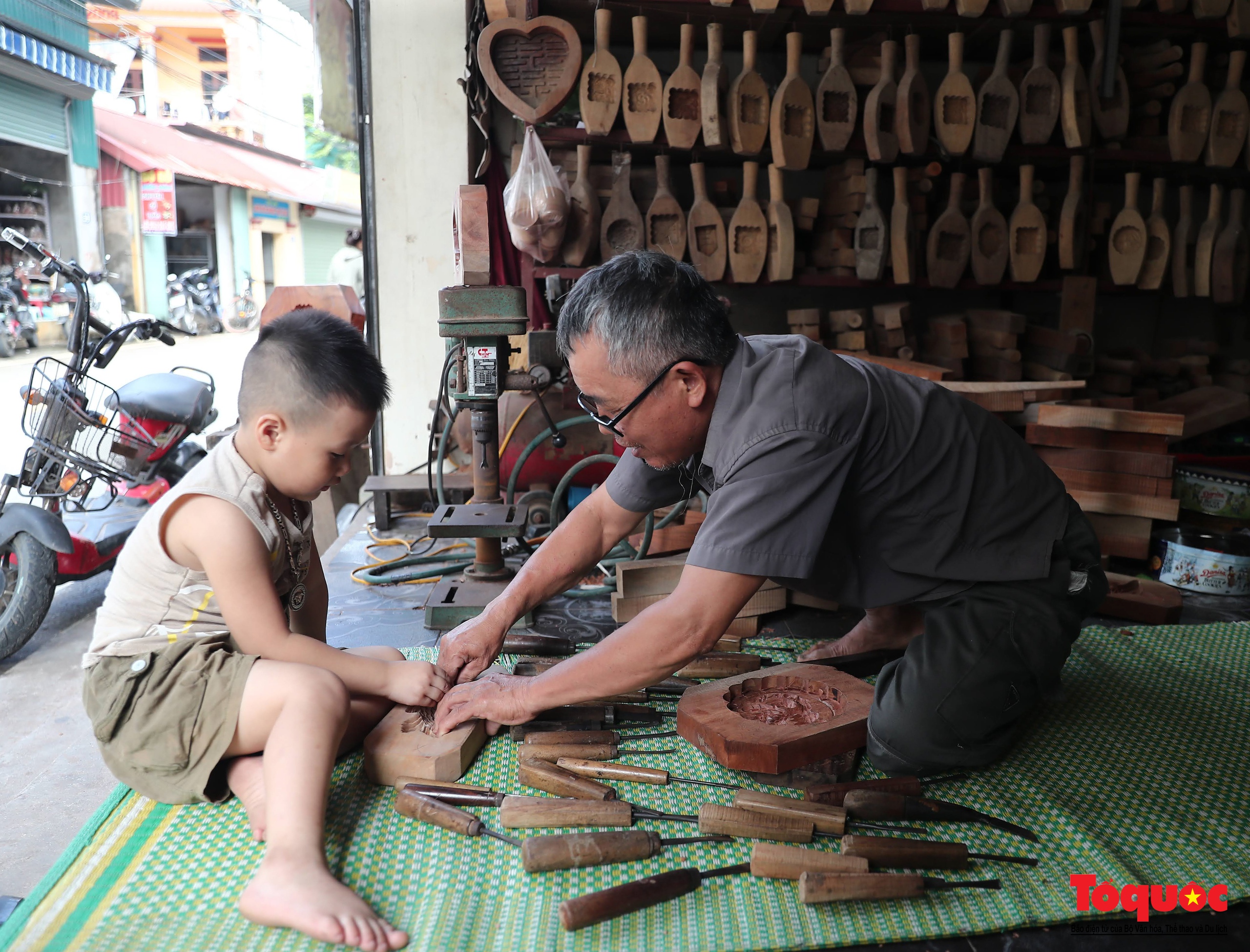 Gặp nghệ nhân hơn 40 năm “giữ hồn” cho chiếc bánh Trung thu truyền thống - Ảnh 14.