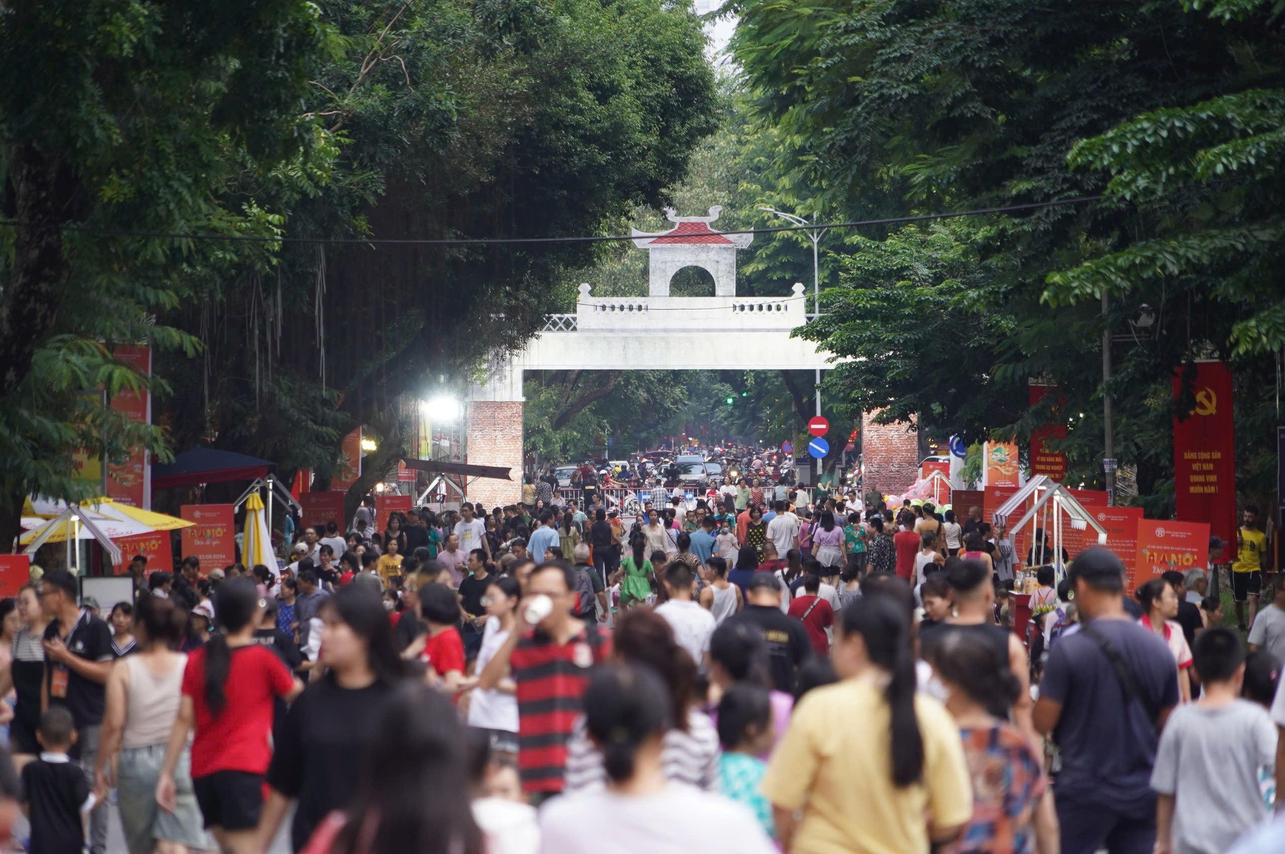 Numeroase experiențe de la Festivalul Cadourilor Turistice din 2024 au atras 20.000 de localnici și turiști - Foto 17. Thật nhiều trải nghiệm tại Lễ hội quà tặng du lịch 2024 đã thu hút 20.000 người dân và du khách - Ảnh 17.