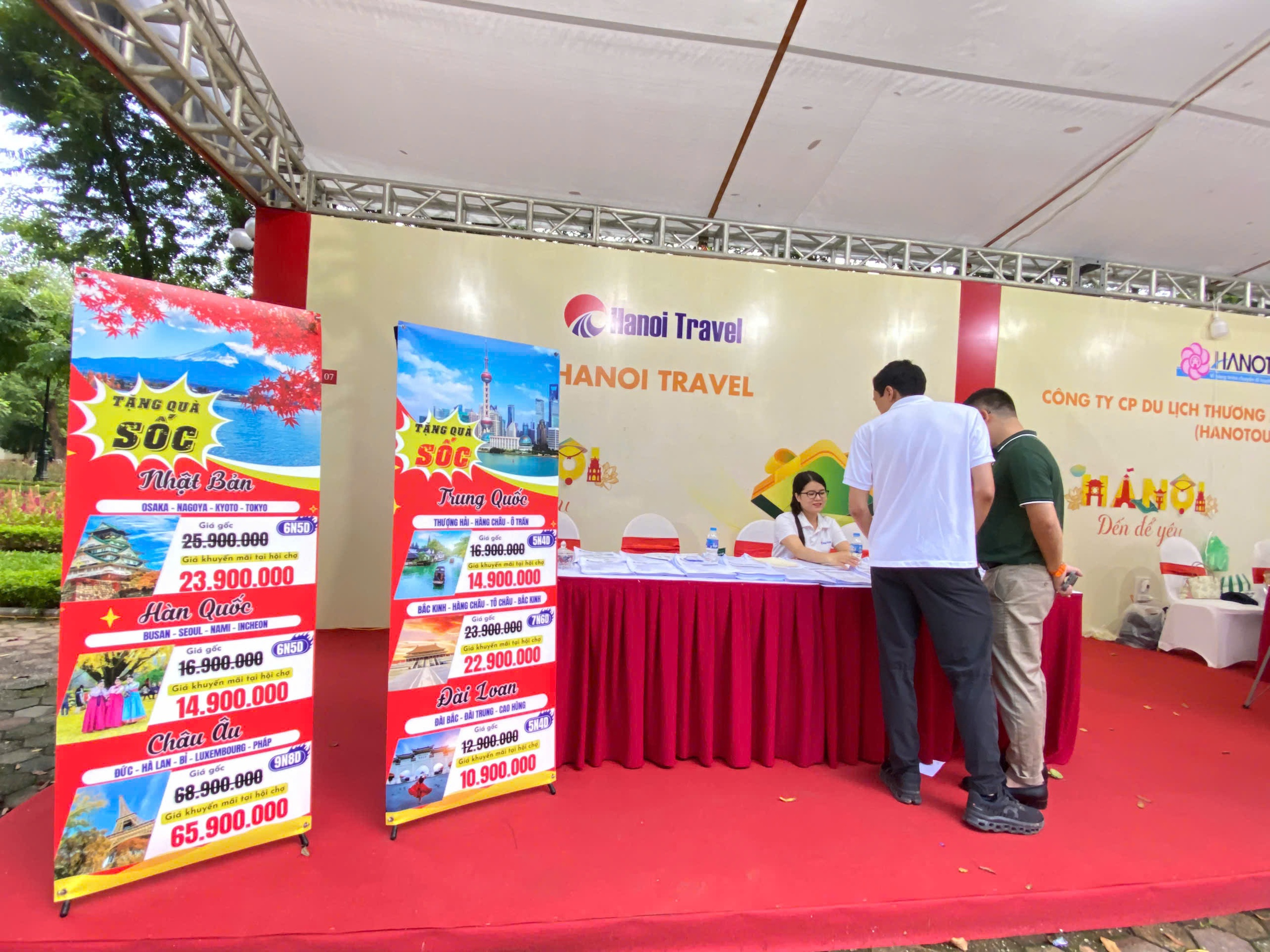 Numeroase experiențe de la Festivalul Cadourilor Turistice din 2024 au atras 20.000 de localnici și turiști - Foto 16. Thật nhiều trải nghiệm tại Lễ hội quà tặng du lịch 2024 đã thu hút 20.000 người dân và du khách - Ảnh 16.