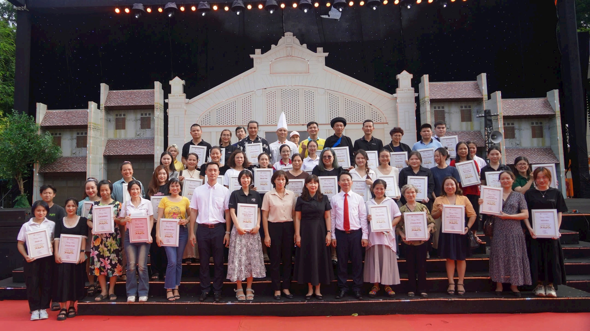 Numeroase experiențe de la Festivalul Cadourilor Turistice din 2024 au atras 20.000 de localnici și turiști - Foto 18. Thật nhiều trải nghiệm tại Lễ hội quà tặng du lịch 2024 đã thu hút 20.000 người dân và du khách - Ảnh 18.