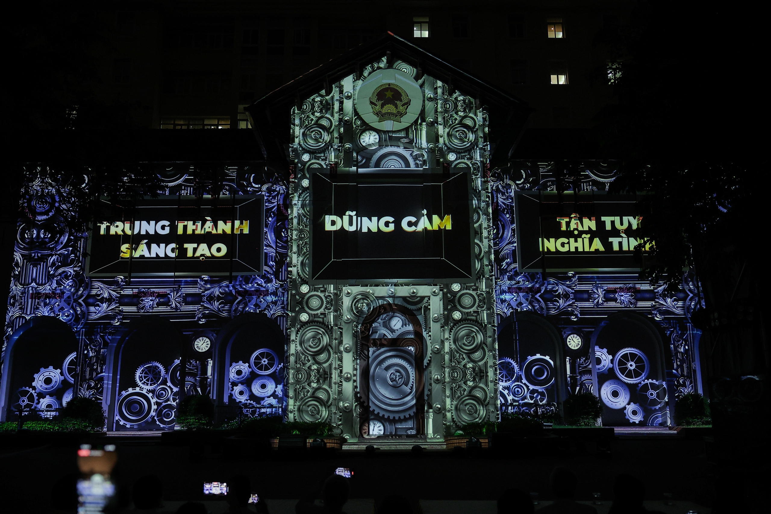 Apresentação de mapeamento 3D para celebrar o 79º aniversário da indústria da Informação e Comunicação - Foto 4. Trình chiếu 3D mapping kỷ niệm 79 năm ngày truyền thống ngành Thông tin và Truyền thông - Ảnh 4.