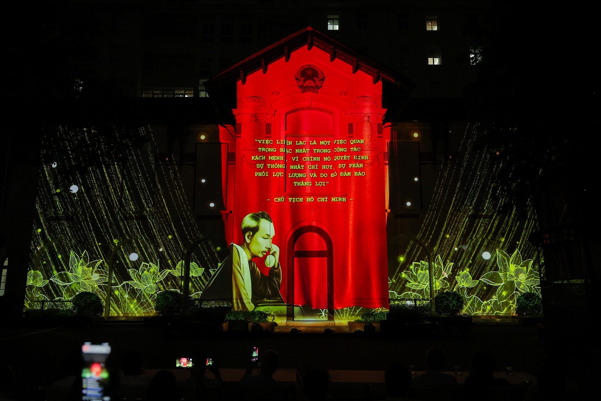 Apresentação de mapeamento 3D para celebrar o 79º aniversário da indústria da Informação e Comunicação - Foto 1. Trình chiếu 3D mapping kỷ niệm 79 năm ngày truyền thống ngành Thông tin và Truyền thông - Ảnh 1.