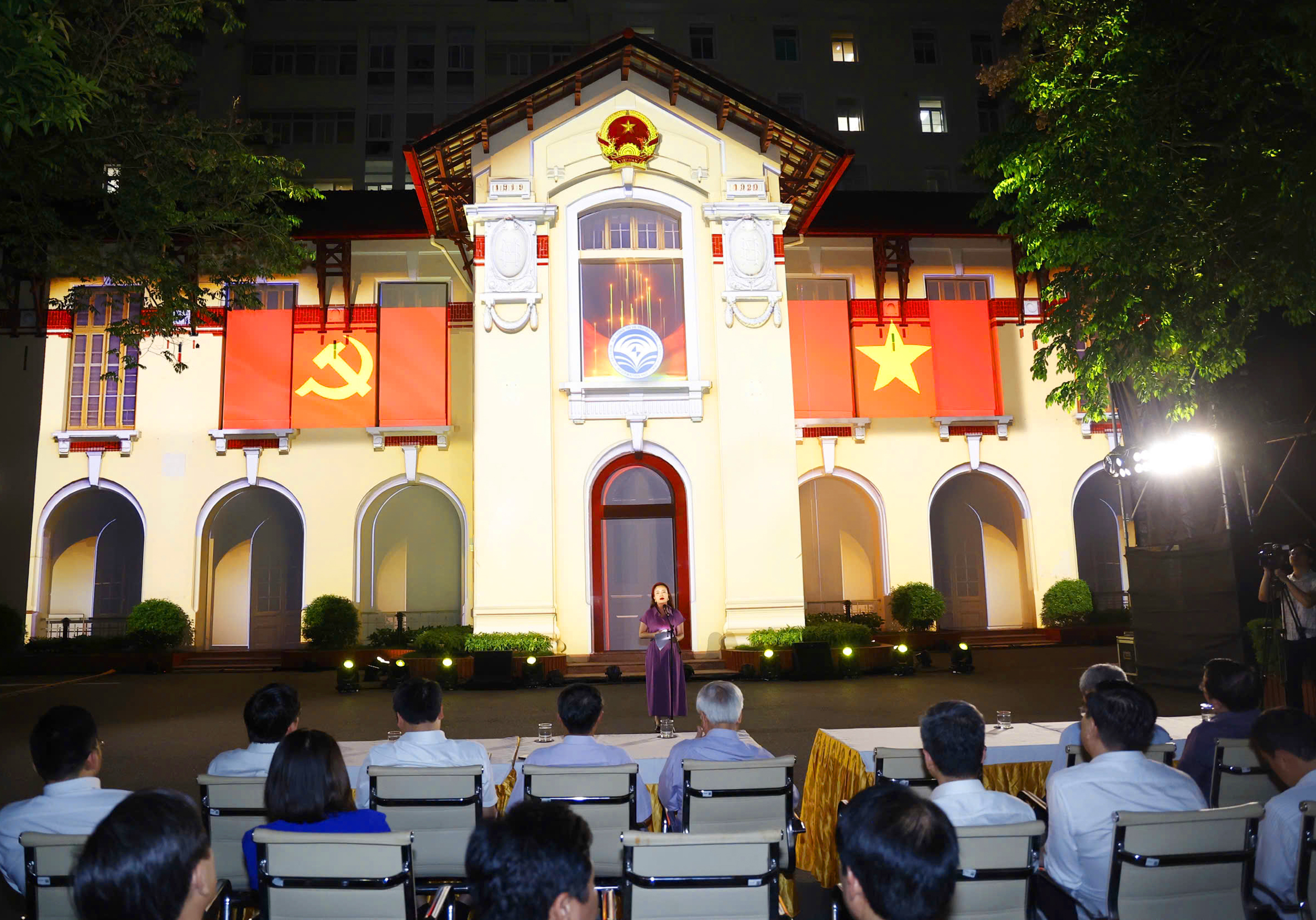 Apresentação de mapeamento 3D para celebrar o 79º aniversário da indústria da Informação e Comunicação - Foto 2. Trình chiếu 3D mapping kỷ niệm 79 năm ngày truyền thống ngành Thông tin và Truyền thông - Ảnh 2.