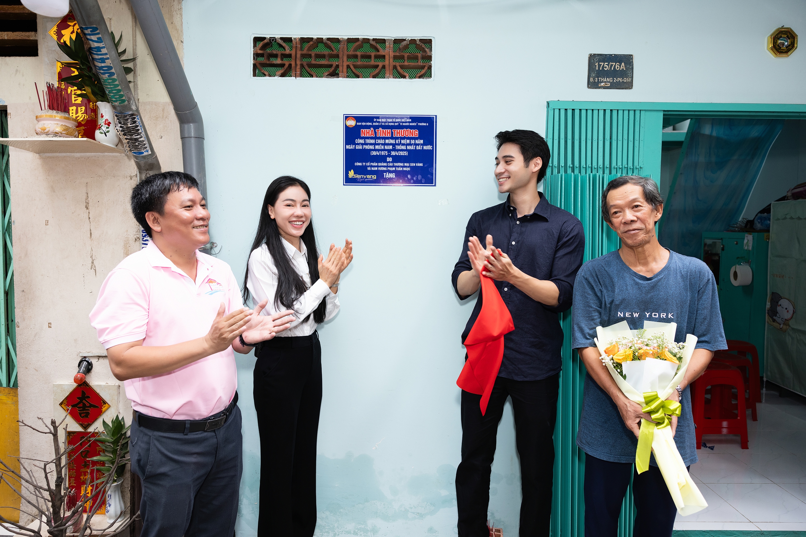 CEO Pham Kim Dung dan Raja Tuan Ngoc menyerahkan rumah amal kepada masyarakat - Foto 2. CEO Phạm Kim Dung và Nam vương Tuấn Ngọc bàn giao nhà tình thương cho người dân - Ảnh 2.