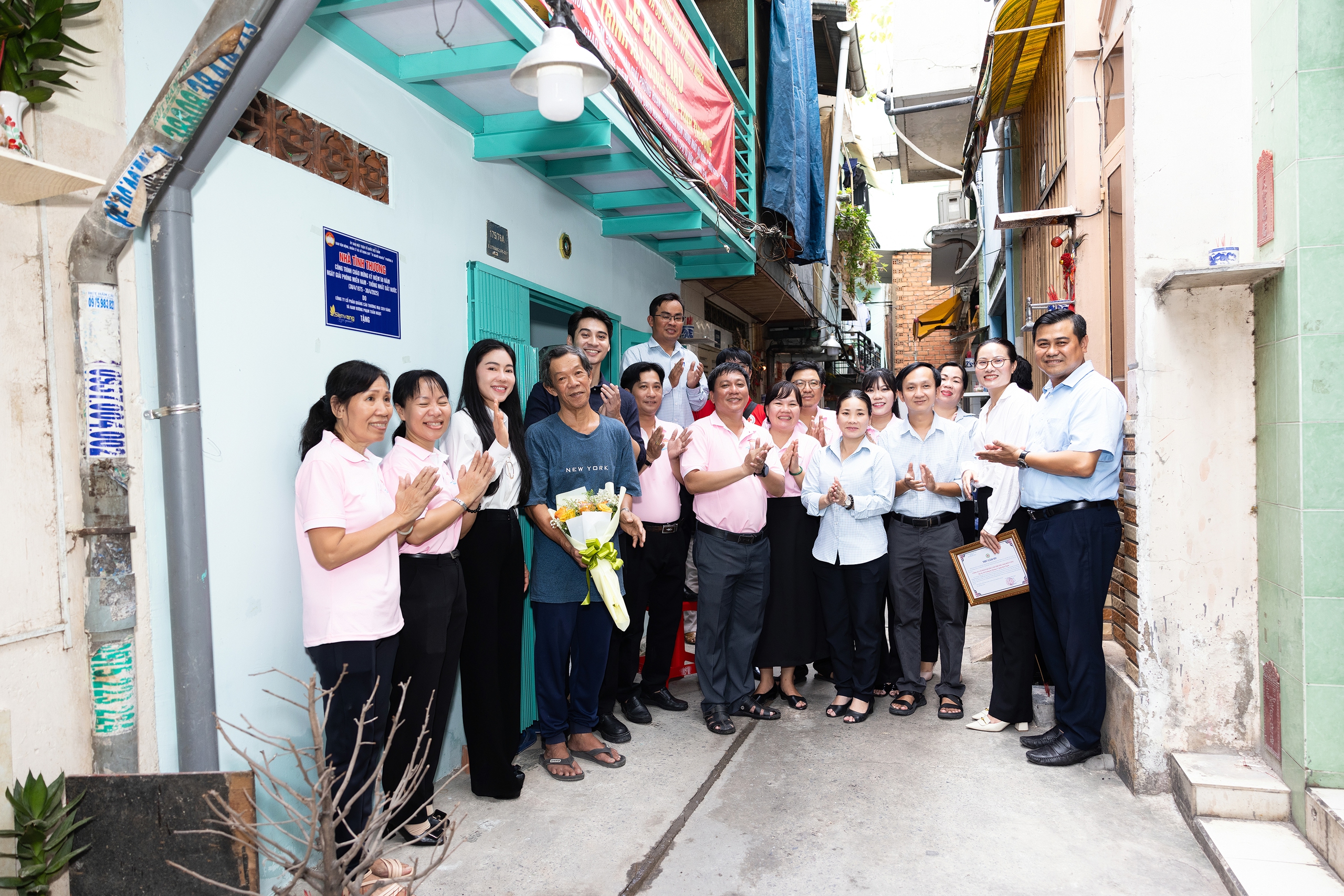 CEO Pham Kim Dung dan Raja Tuan Ngoc menyerahkan rumah amal kepada masyarakat - Foto 1. CEO Phạm Kim Dung và Nam vương Tuấn Ngọc bàn giao nhà tình thương cho người dân - Ảnh 1.