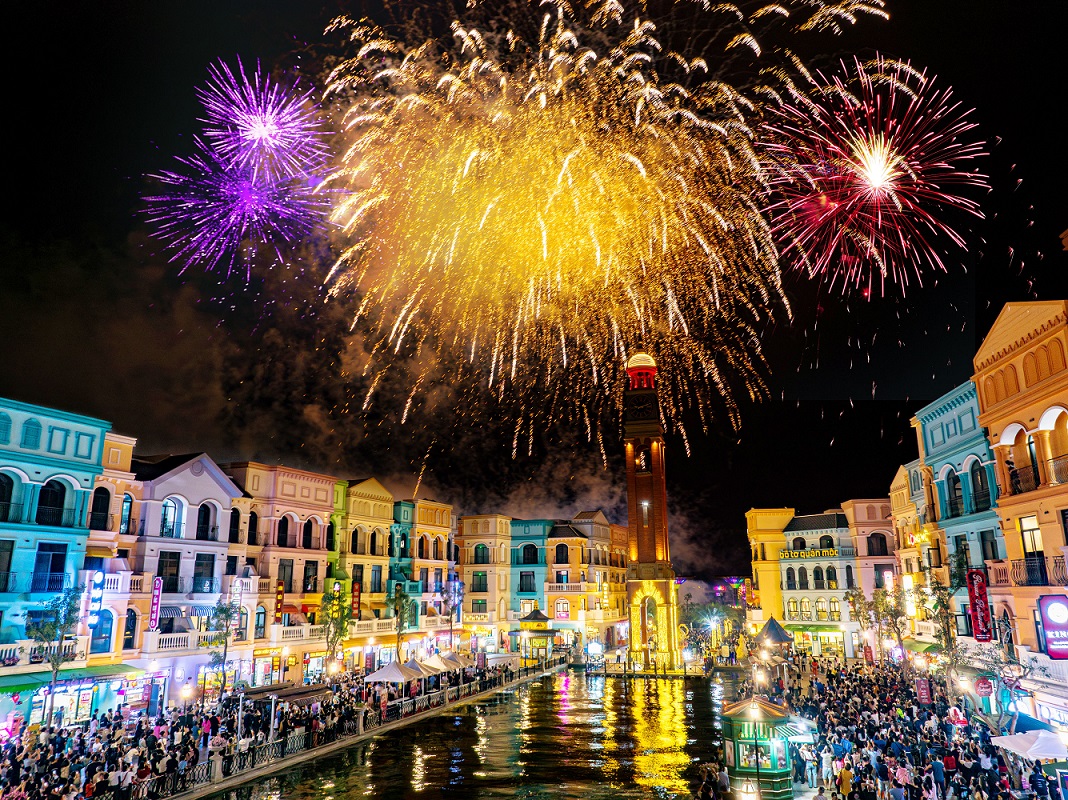 8WONDER Moon Festival នាំមកជូននូវកាំជ្រួចដ៏អស្ចារ្យបំផុតនៅពេលយប់ទៅកាន់ទីក្រុងមហាសមុទ្រ - រូបថតទី 2 ។ 8WONDER Moon Festival mang đêm hội pháo hoa hoành tráng bậc nhất đến Ocean City - Ảnh 2.