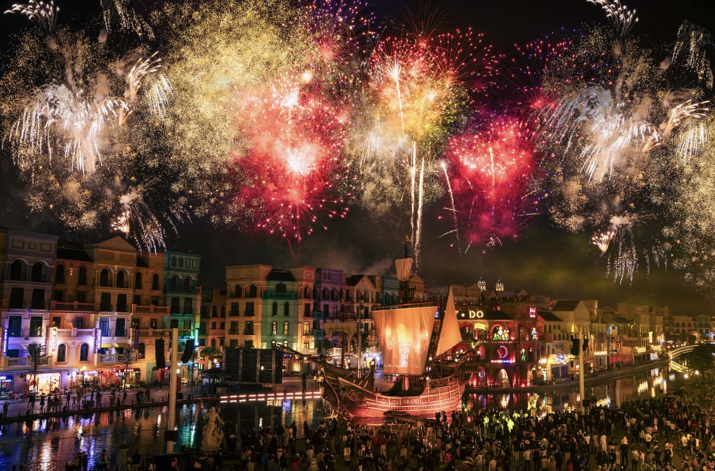 8WONDER Moon Festival នាំមកជូននូវកាំជ្រួចដ៏អស្ចារ្យបំផុតនៅពេលយប់ទៅកាន់មហាសមុទ្រ - រូបថតទី 4 ។ 8WONDER Moon Festival mang đêm hội pháo hoa hoành tráng bậc nhất đến Ocean City - Ảnh 4.