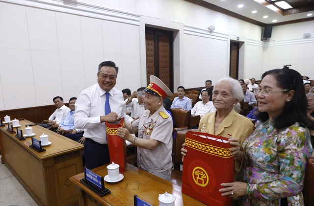 Hà Nội tặng hơn 12.000 suất quà cho gia đình người có công trực tiếp tham gia giải phóng Thủ đô - Ảnh 1.