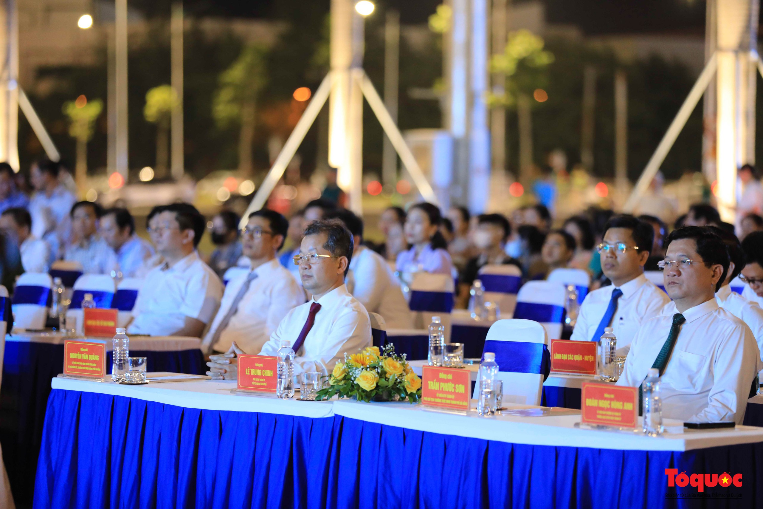 Da Nang invigde projektet för att uppgradera och utsmycka stadsmonumentet - Foto 3. Đà Nẵng khánh thành công trình nâng cấp, tôn tạo Đài tưởng niệm thành phố  - Ảnh 3.