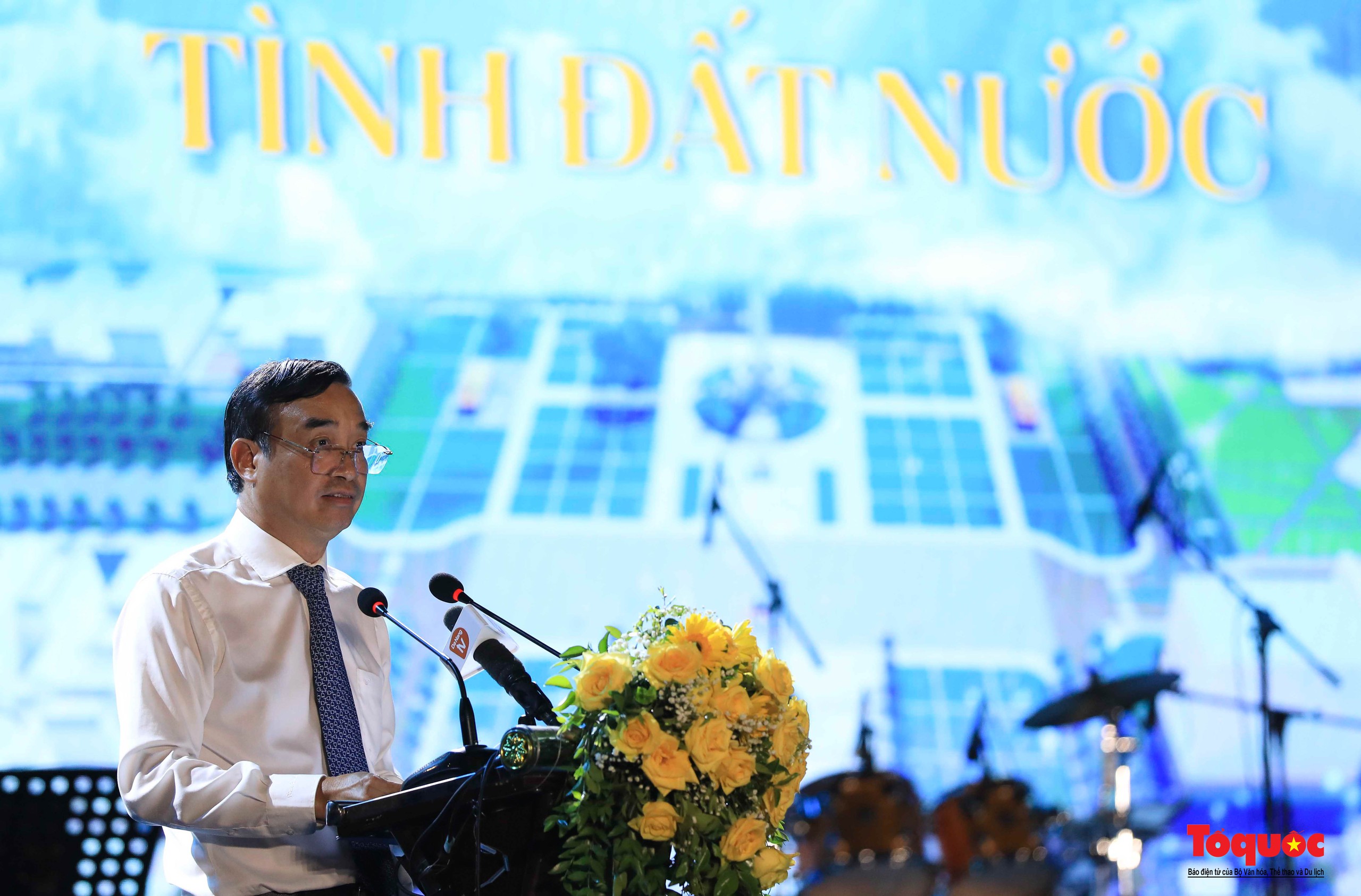 Da Nang invigde projektet för att uppgradera och utsmycka stadsmonumentet - Foto 2. Đà Nẵng khánh thành công trình nâng cấp, tôn tạo Đài tưởng niệm thành phố  - Ảnh 2.