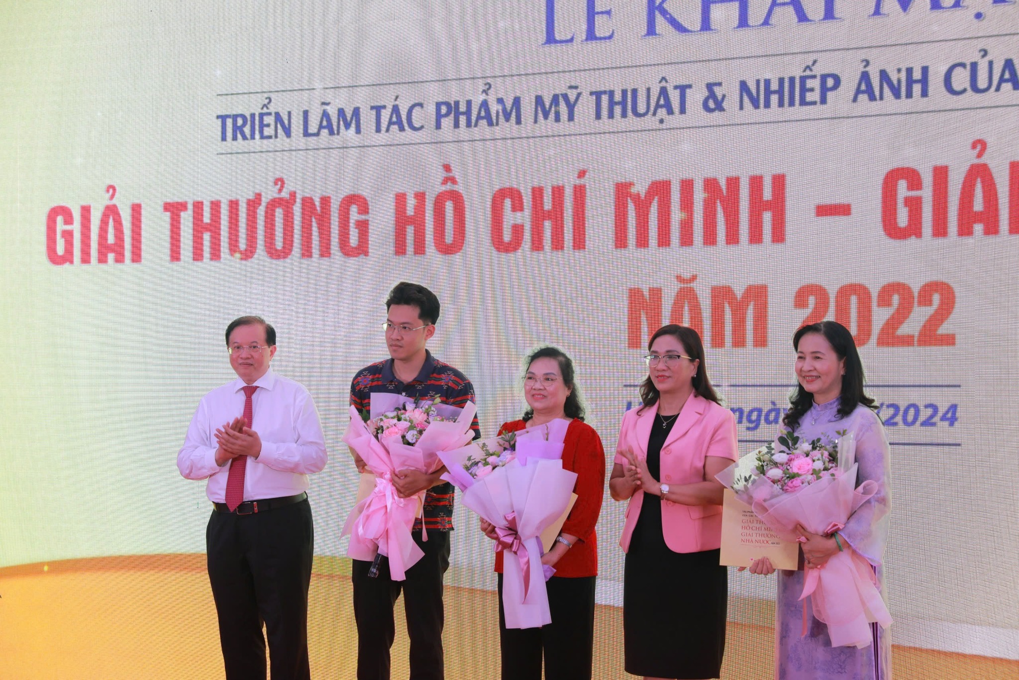 ការតាំងពិព័រណ៌វិចិត្រសិល្បៈ និងស្នាដៃថតរូបដោយអ្នកនិពន្ធទទួលបានរង្វាន់ហូជីមិញ និងរង្វាន់រដ្ឋឆ្នាំ ២០២២ - រូបថត ២. Triển lãm tác phẩm mỹ thuật, nhiếp ảnh của các tác giả được tặng Giải thưởng Hồ Chí Minh, Giải thưởng Nhà nước năm 2022 - Ảnh 2.