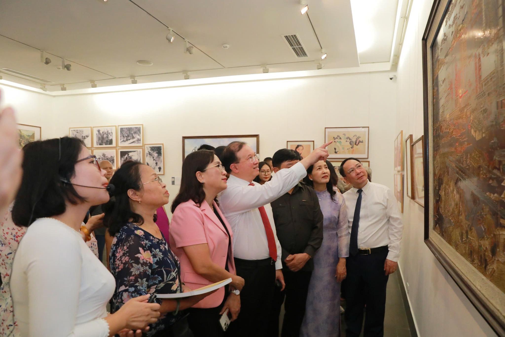 ការតាំងពិព័រណ៌វិចិត្រសិល្បៈ និងស្នាដៃថតរូបដោយអ្នកនិពន្ធទទួលបានរង្វាន់ហូជីមិញ និងរង្វាន់រដ្ឋឆ្នាំ ២០២២ - រូបថត ៣. Triển lãm tác phẩm mỹ thuật, nhiếp ảnh của các tác giả được tặng Giải thưởng Hồ Chí Minh, Giải thưởng Nhà nước năm 2022 - Ảnh 3.