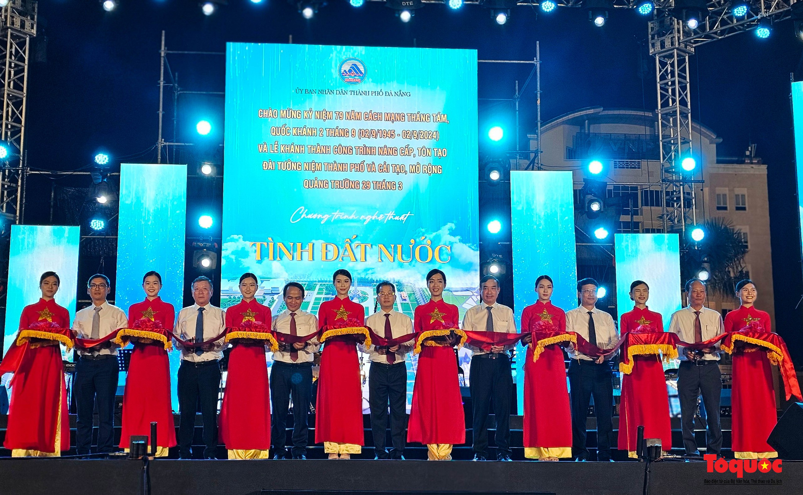 Da Nang invigde projektet för att uppgradera och utsmycka stadsmonumentet - Foto 4. Đà Nẵng khánh thành công trình nâng cấp, tôn tạo Đài tưởng niệm thành phố  - Ảnh 4.