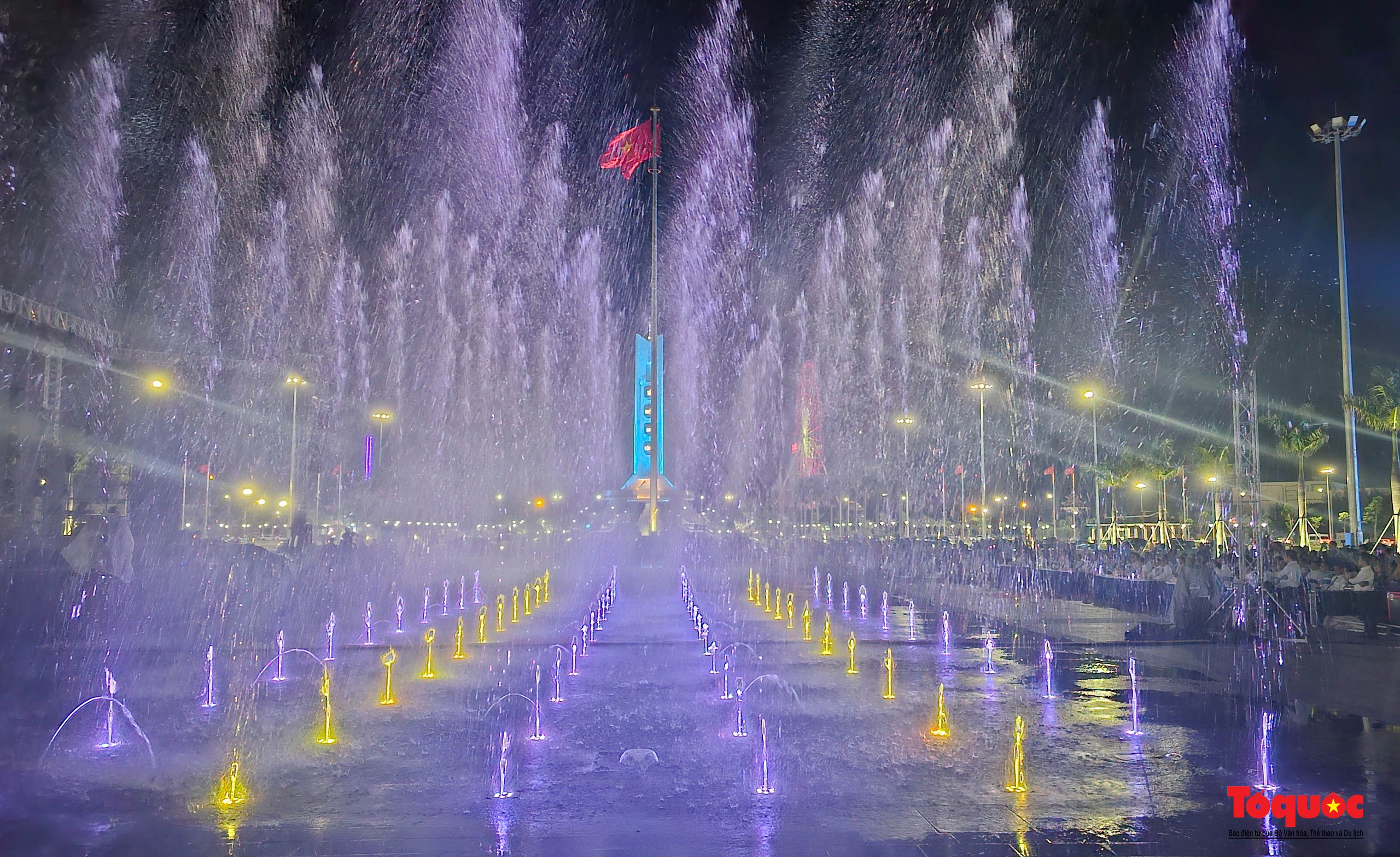 Da Nang invigde projektet för att uppgradera och utsmycka stadsmonumentet - Foto 7. Đà Nẵng khánh thành công trình nâng cấp, tôn tạo Đài tưởng niệm thành phố  - Ảnh 7.