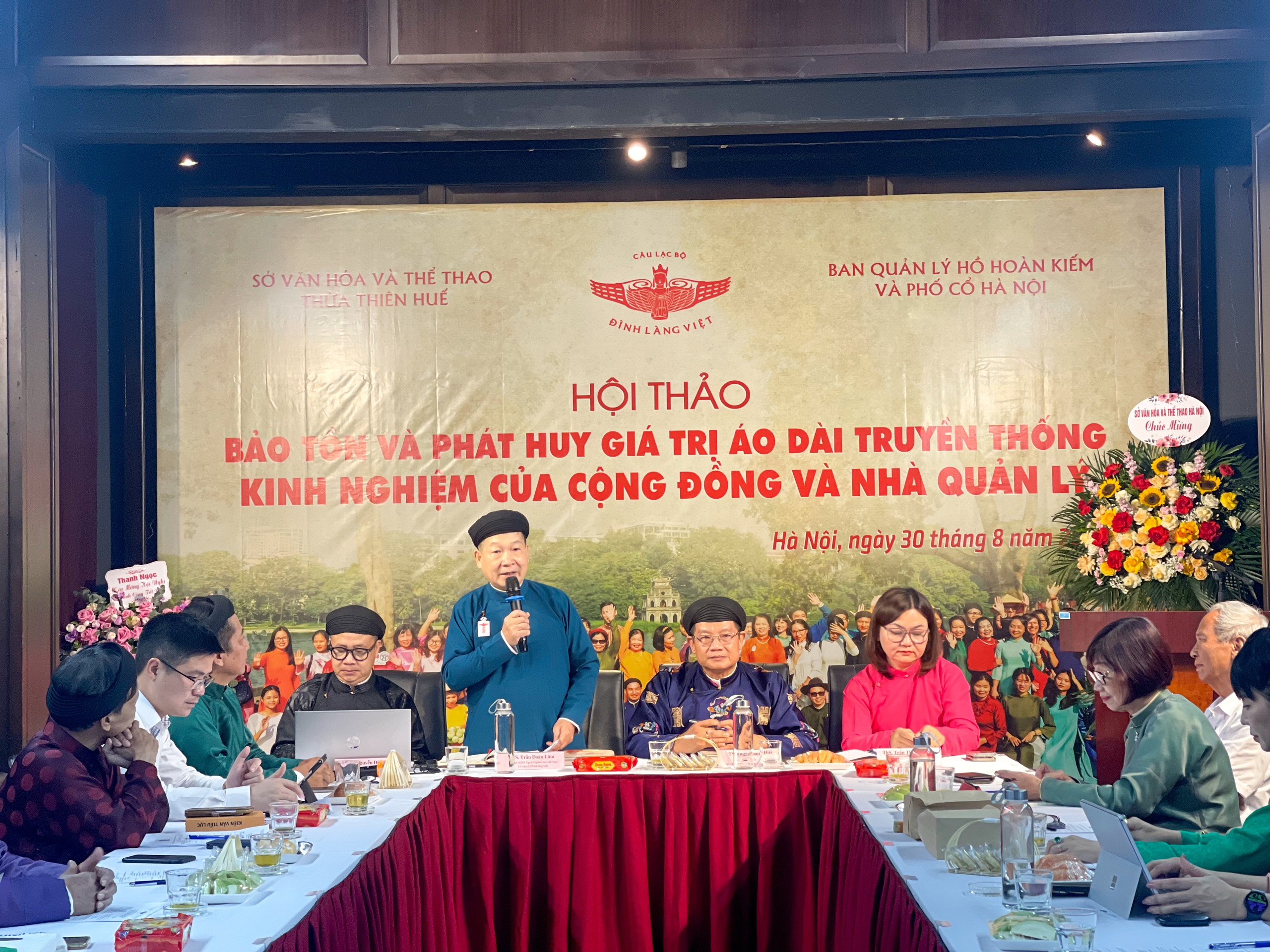 Zachování a propagace tradičního ao dai: Stále mnoho obtíží a výzev - Foto 1. Bảo tồn và phát huy áo dài truyền thống: Vẫn còn nhiều khó khăn, thách thức - Ảnh 1.