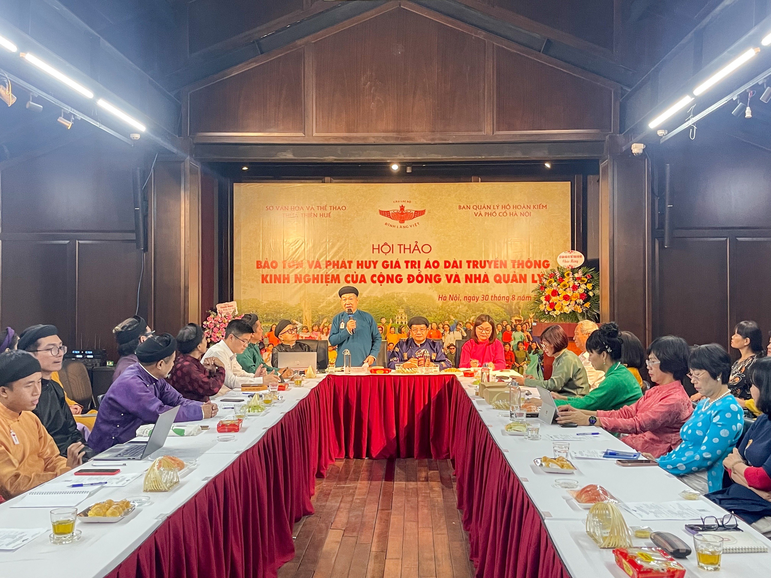 Zachování a propagace tradičního ao dai: Stále mnoho obtíží a výzev - Foto 2. Bảo tồn và phát huy áo dài truyền thống: Vẫn còn nhiều khó khăn, thách thức - Ảnh 2.