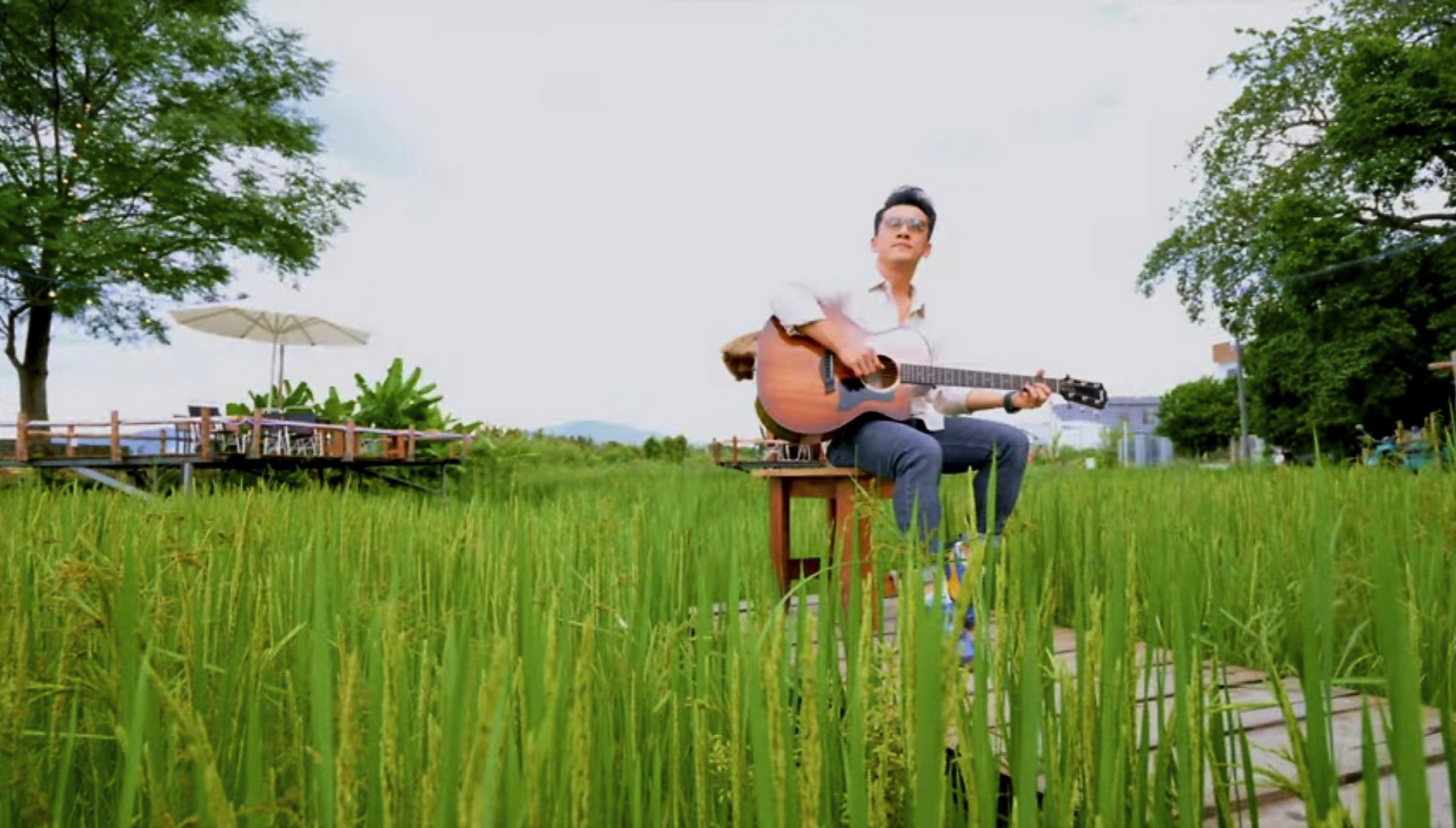 Quảng bá du lịch qua MV “Nắng gió gọi người về” - Ảnh 2. Quảng bá du lịch qua MV “Nắng gió gọi người về” - Ảnh 2.