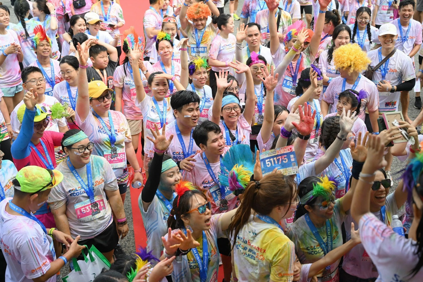 2.000 người tham gia Đường chạy sắc màu “Color Run EcoLakes 2024” - Ảnh 3.