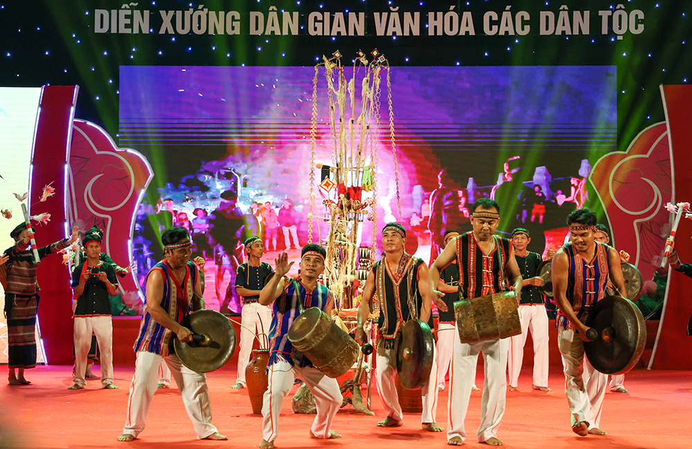 การประกวดการแสดงวัฒนธรรมพื้นบ้านกลุ่มชาติพันธุ์ ประจำปี 2567 : พื้นที่ทางวัฒนธรรมอันเป็นเอกลักษณ์ - ภาพที่ 1 Hội thi Diễn xướng dân gian văn hóa các dân tộc năm 2024: Đặc sắc những không gian văn hóa  - Ảnh 1.