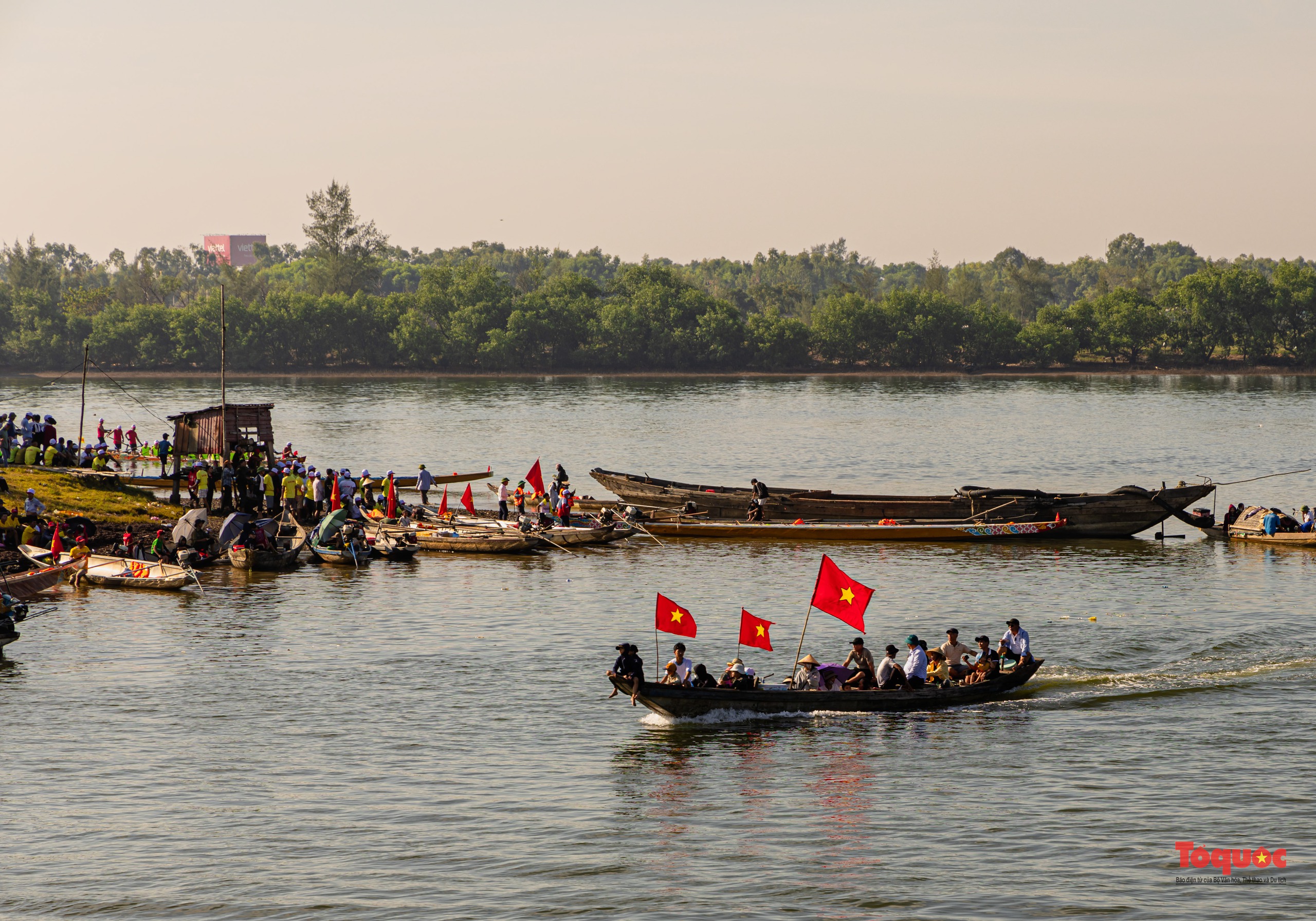 Hào hững lễ hội đua bơi cầu &quot;mưa thuận gió hoà&quot; trên dòng sông Nhật Lệ - Ảnh 16.