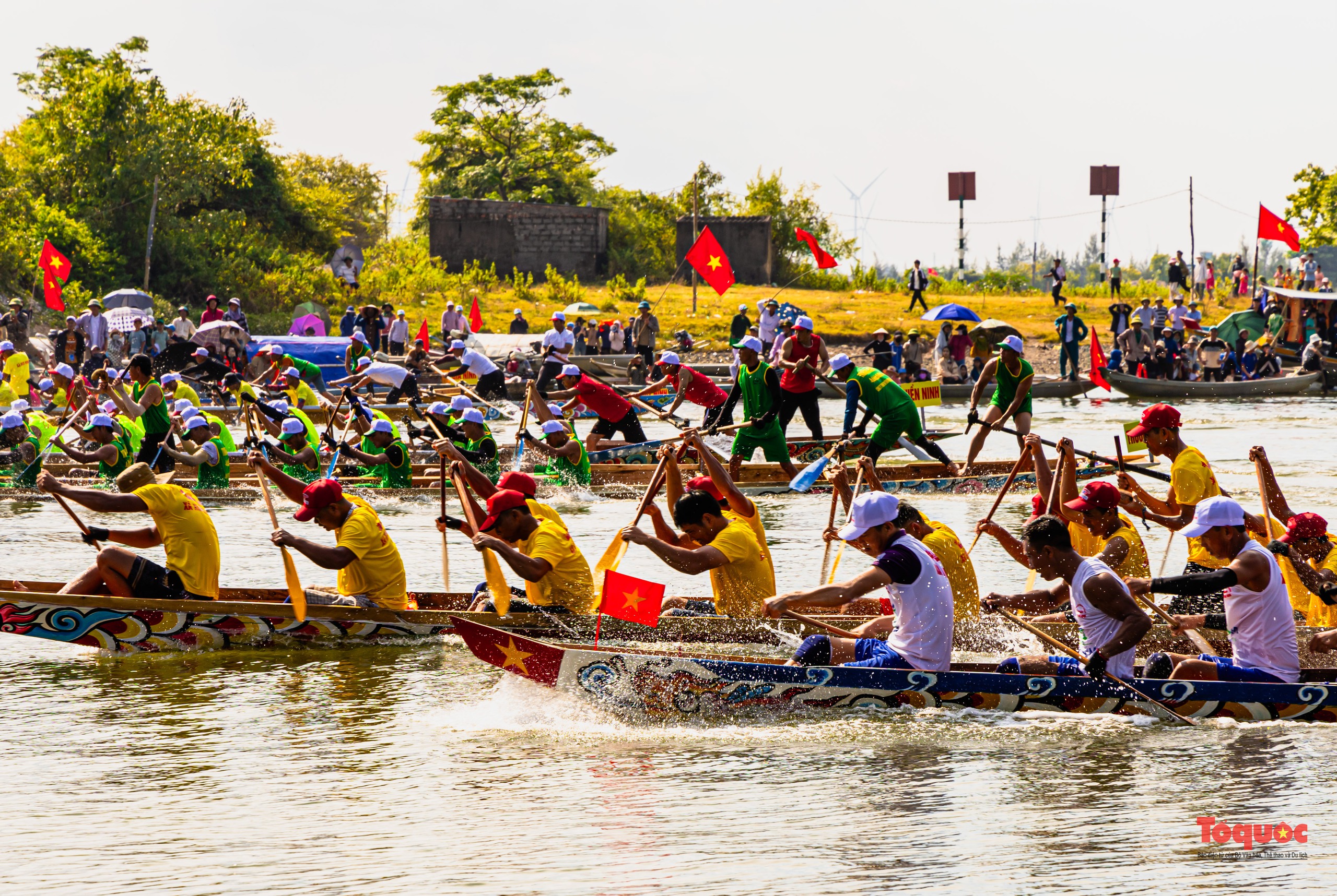 Hào hững lễ hội đua bơi cầu &quot;mưa thuận gió hoà&quot; trên dòng sông Nhật Lệ - Ảnh 7.