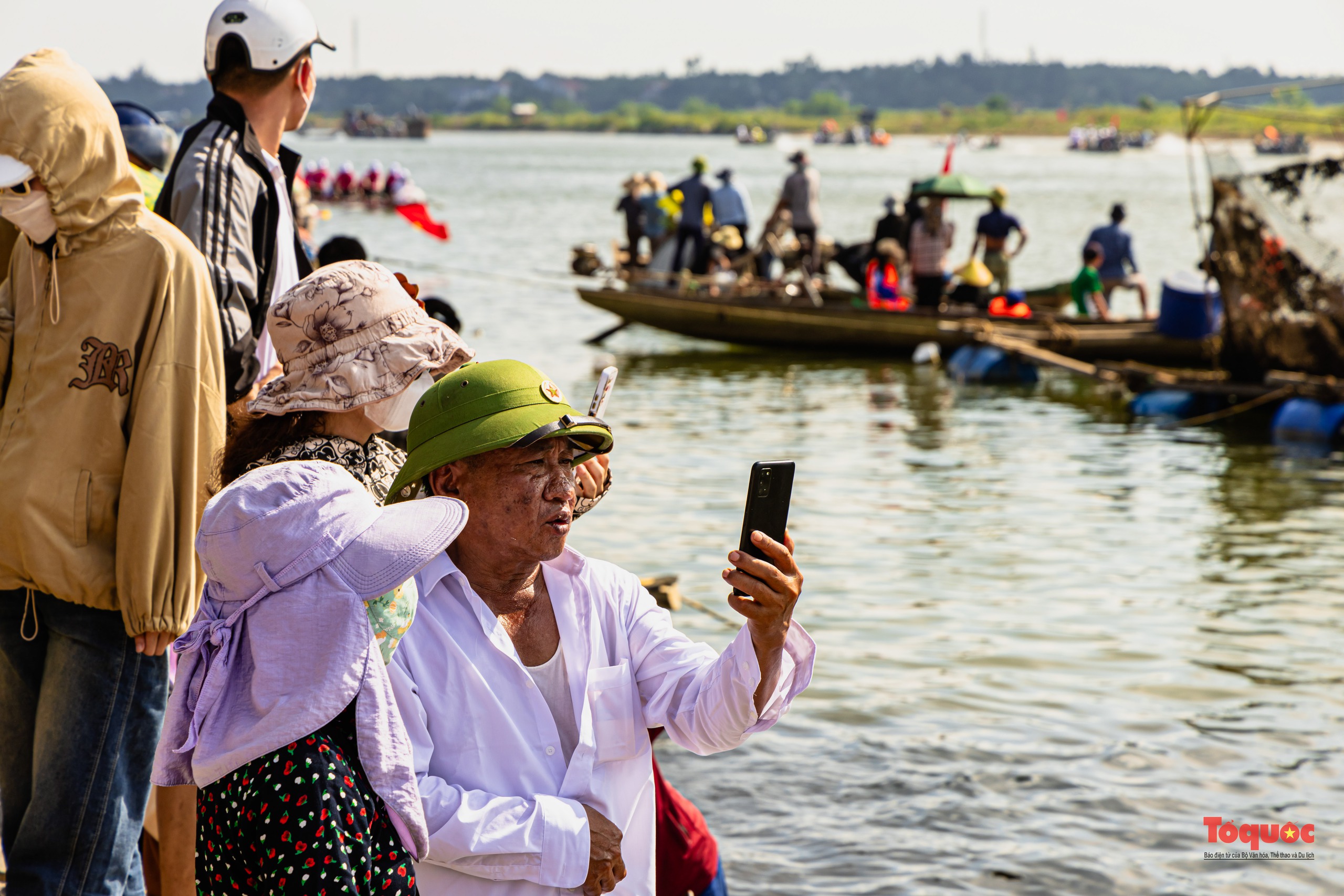 Hào hững lễ hội đua bơi cầu &quot;mưa thuận gió hoà&quot; trên dòng sông Nhật Lệ - Ảnh 14.