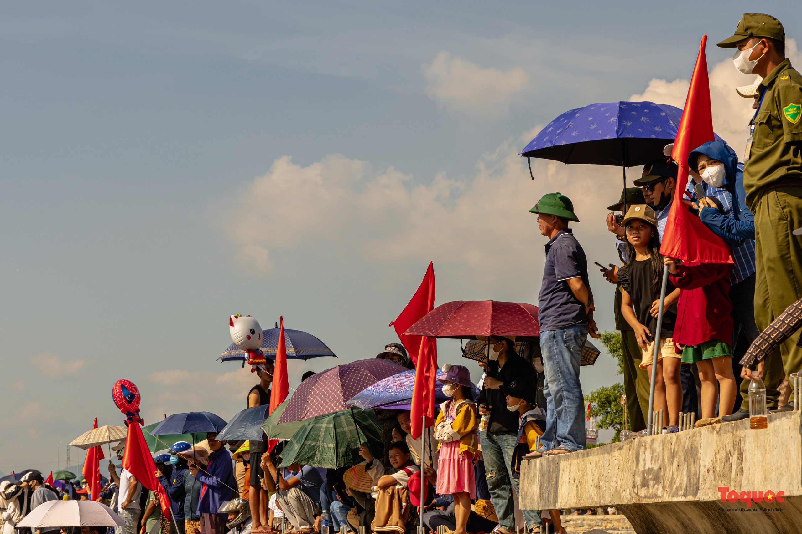 Hào hững lễ hội đua bơi cầu &quot;mưa thuận gió hoà&quot; trên dòng sông Nhật Lệ - Ảnh 12.