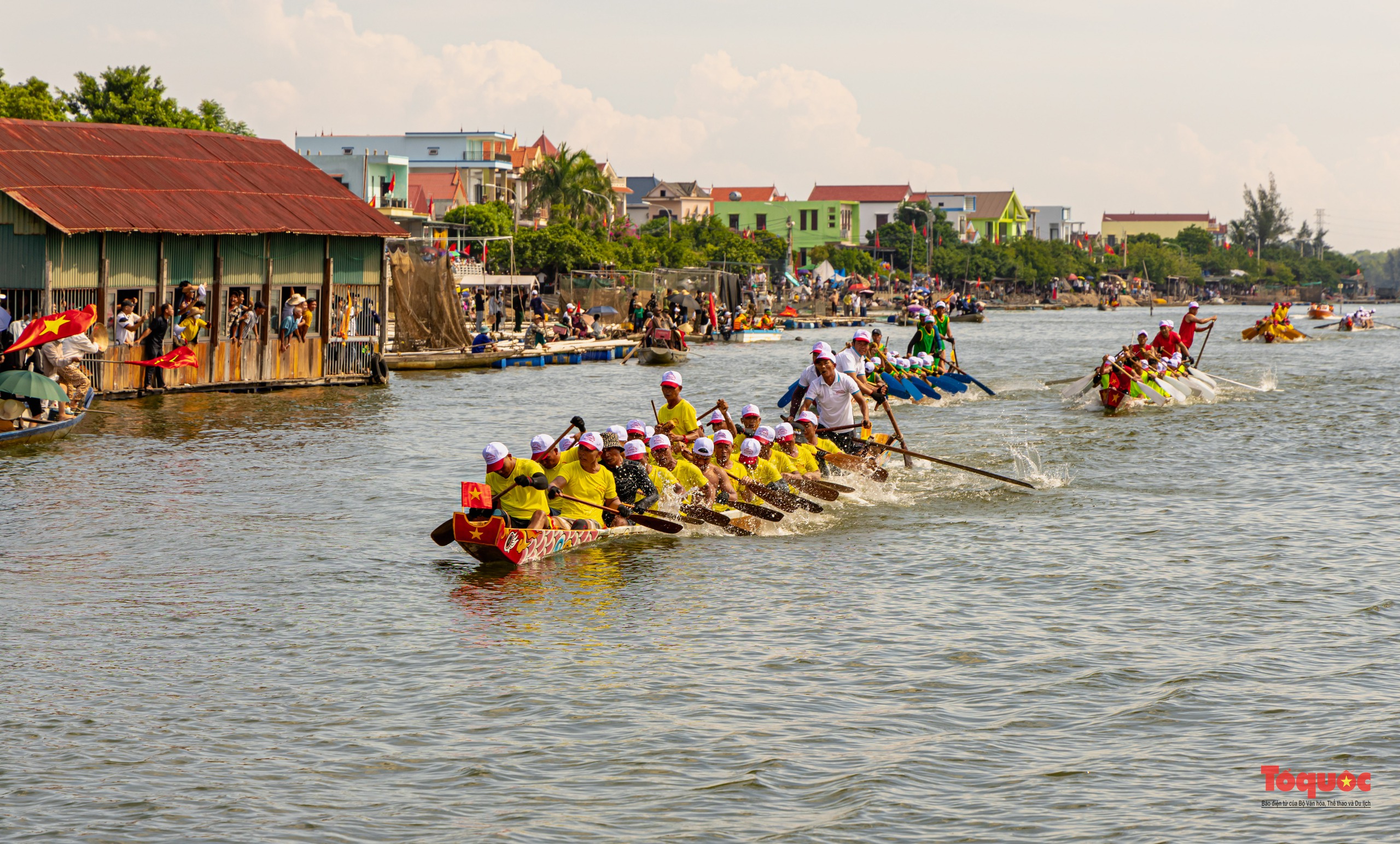 Hào hững lễ hội đua bơi cầu &quot;mưa thuận gió hoà&quot; trên dòng sông Nhật Lệ - Ảnh 8.