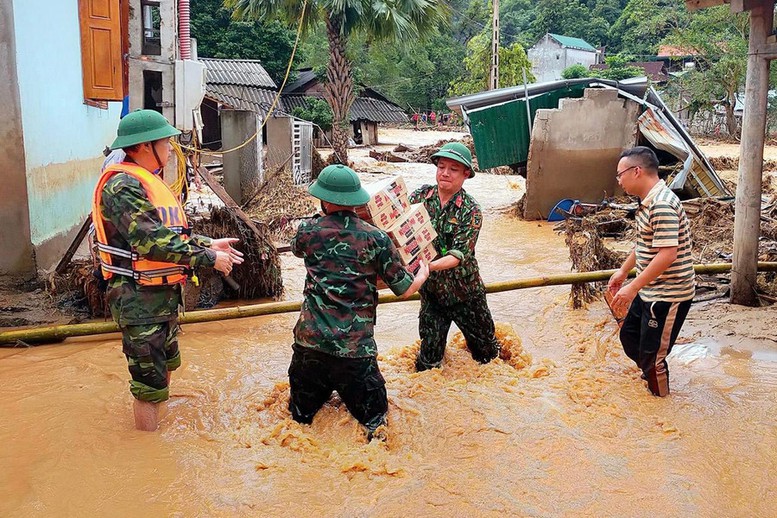 Thủ tướng chỉ đạo khẩn trương cung cấp lương thực, nhu yếu phẩm cho người dân bị ảnh hưởng bởi bão số 3 - Ảnh 1.