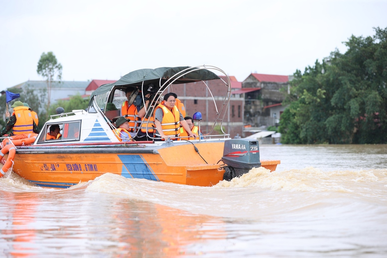 Thủ tướng thị sát, chỉ đạo công tác ứng phó mưa lũ, thiên tai, cứu hộ, cứu nạn tại Bắc Giang - Ảnh 1.