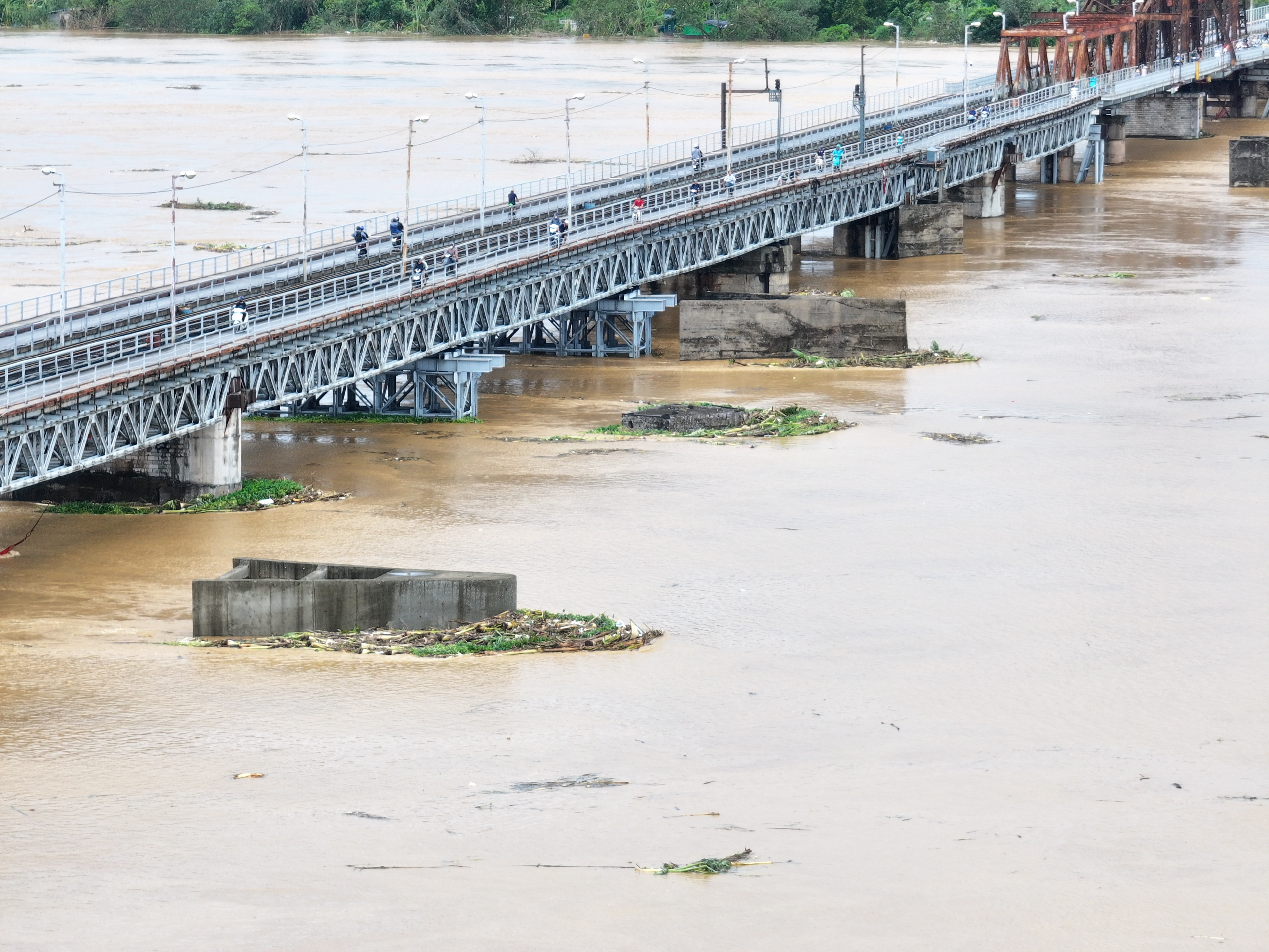 Hà Nội cấm tuyệt đối các phương tiện qua cầu Long Biên - Ảnh 2.