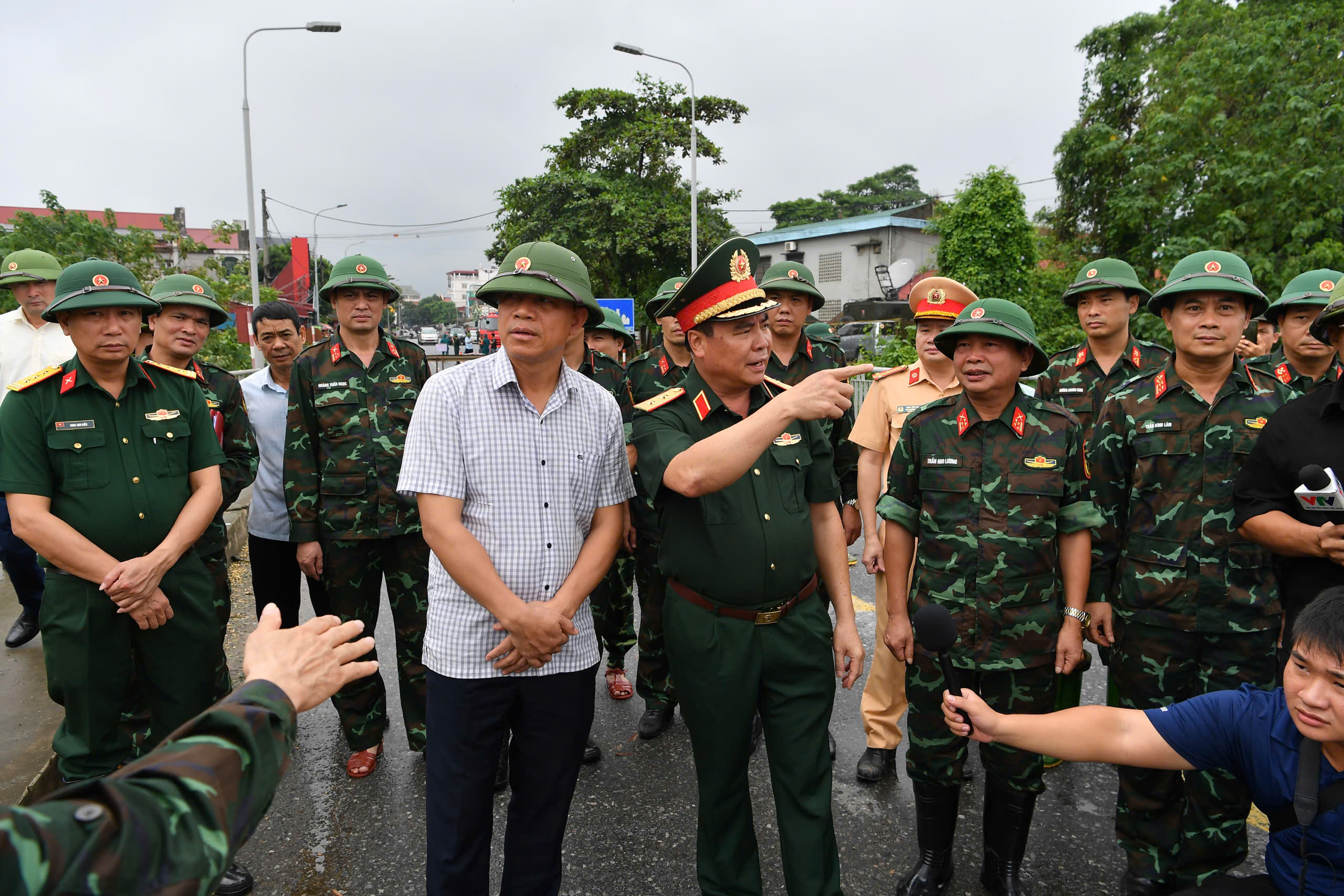 Bộ Quốc phòng chỉ đạo tiến hành lắp đặt cầu phao tại cầu Phong Châu - Ảnh 2.