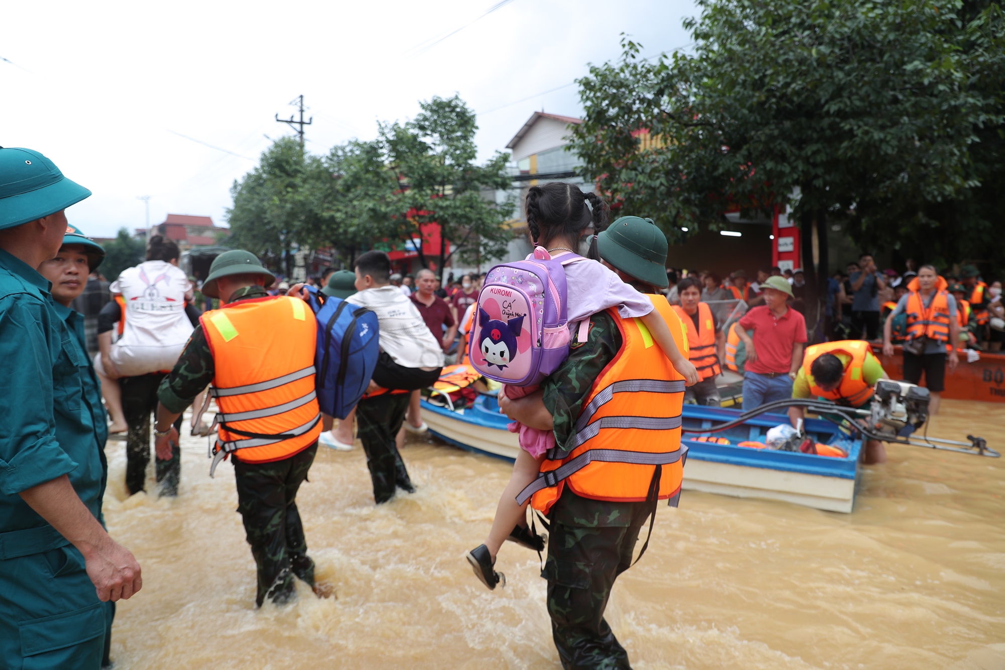 Những chuyến xuồng xuôi ngược, chở đầy nghĩa tình tại &quot;rốn lũ&quot; Thái Nguyên - Ảnh 10.