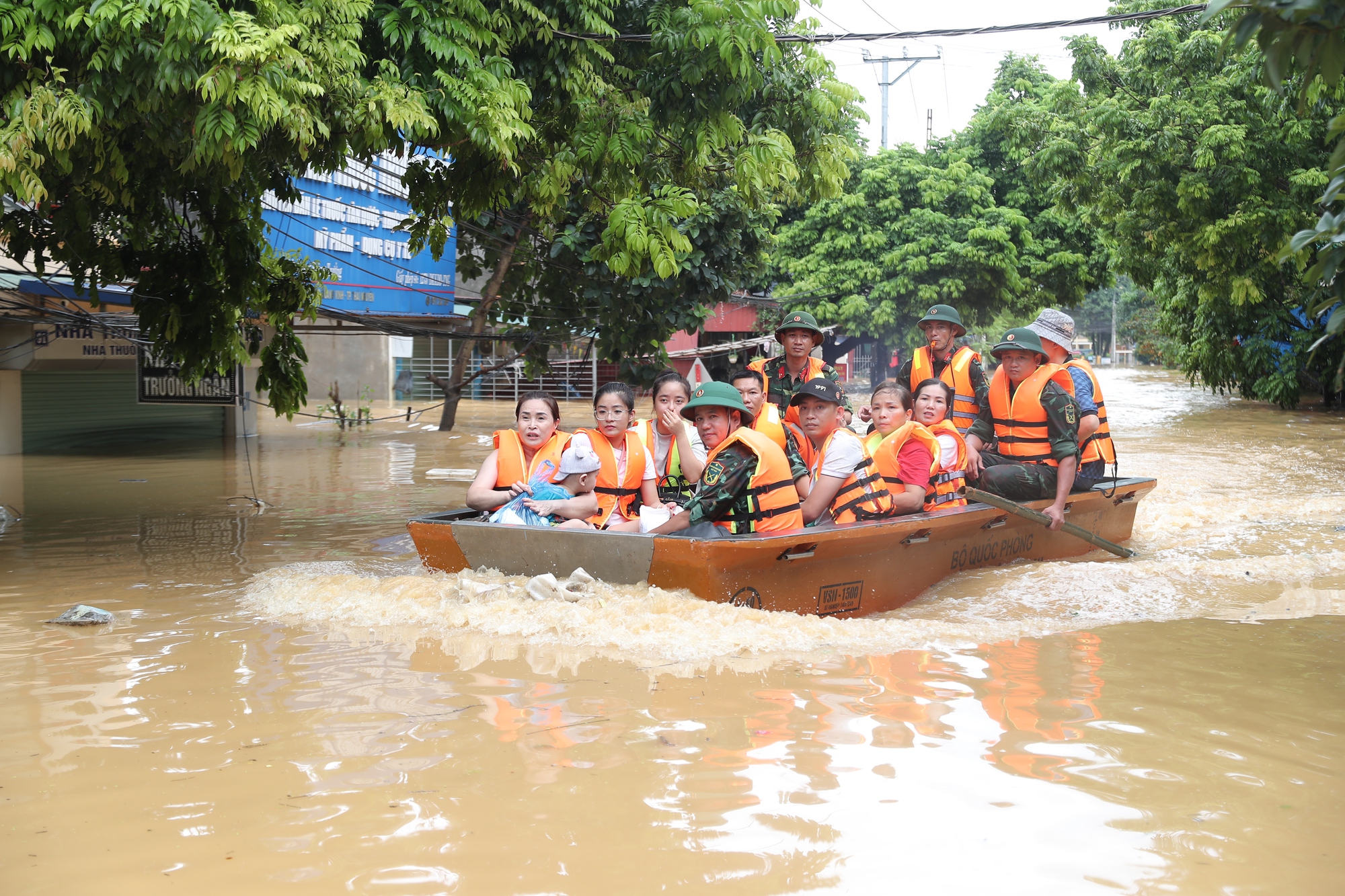 Những chuyến xuồng xuôi ngược, chở đầy nghĩa tình tại &quot;rốn lũ&quot; Thái Nguyên - Ảnh 11.