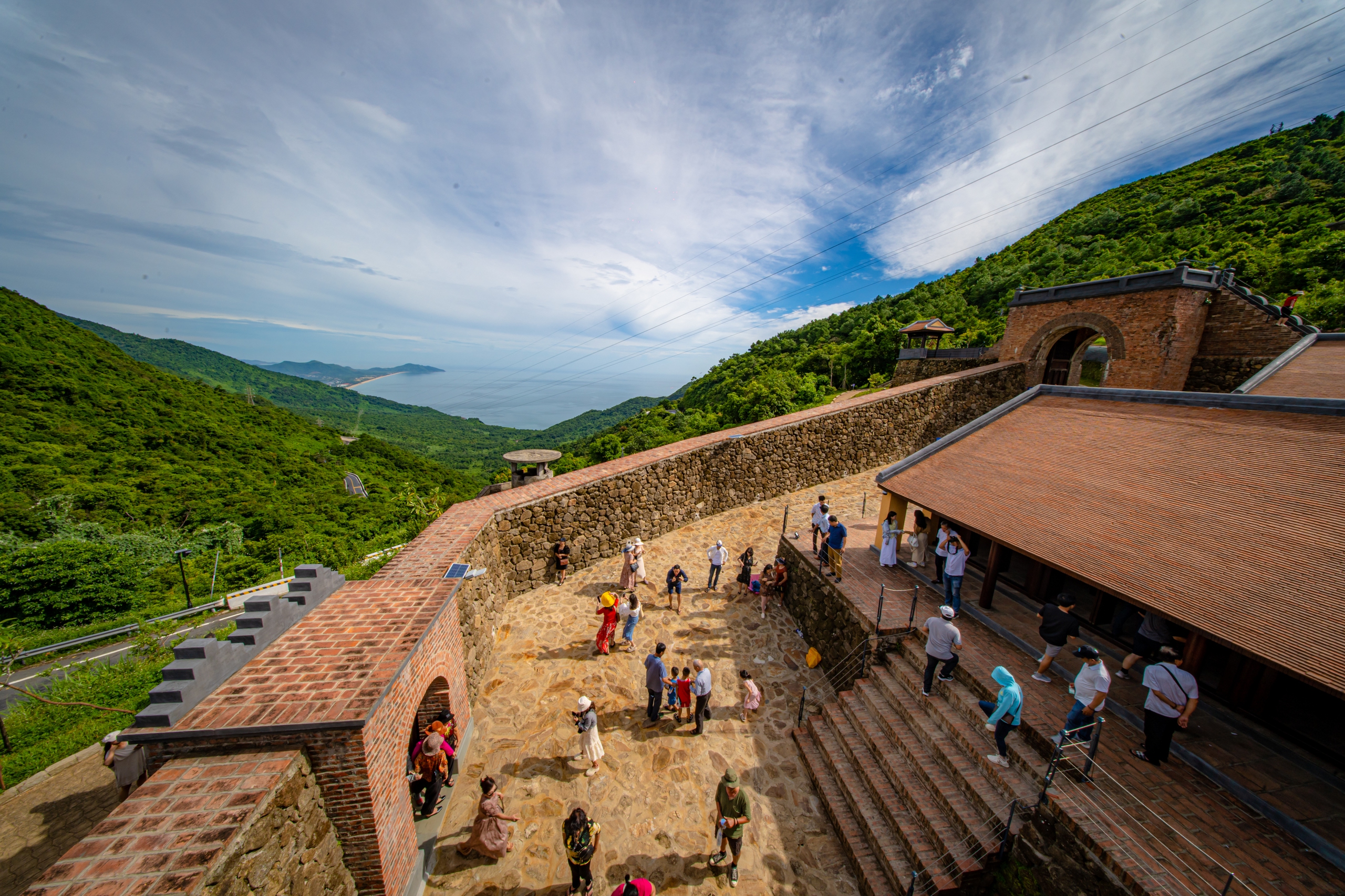 ផ្សព្វផ្សាយតម្លៃវត្ថុបុរាណ Hai Van Quan - រូបថត ២. Phát huy giá trị di tích Hải Vân Quan - Ảnh 2.