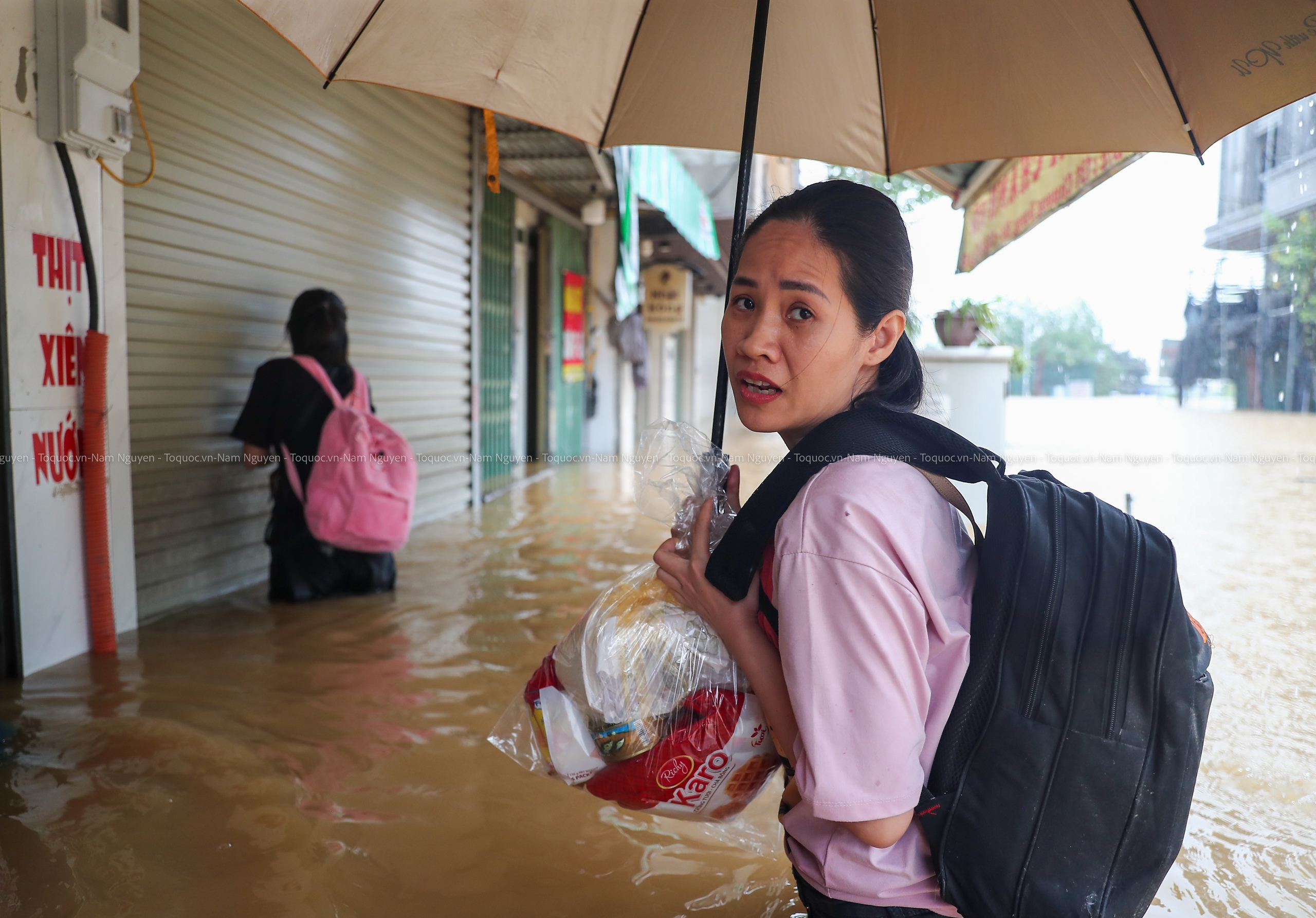 Hà Nội: Nước sông Hồng dâng nhanh, người dân Chương Dương Độ điêu đứng vì nước lũ dâng - Ảnh 15.