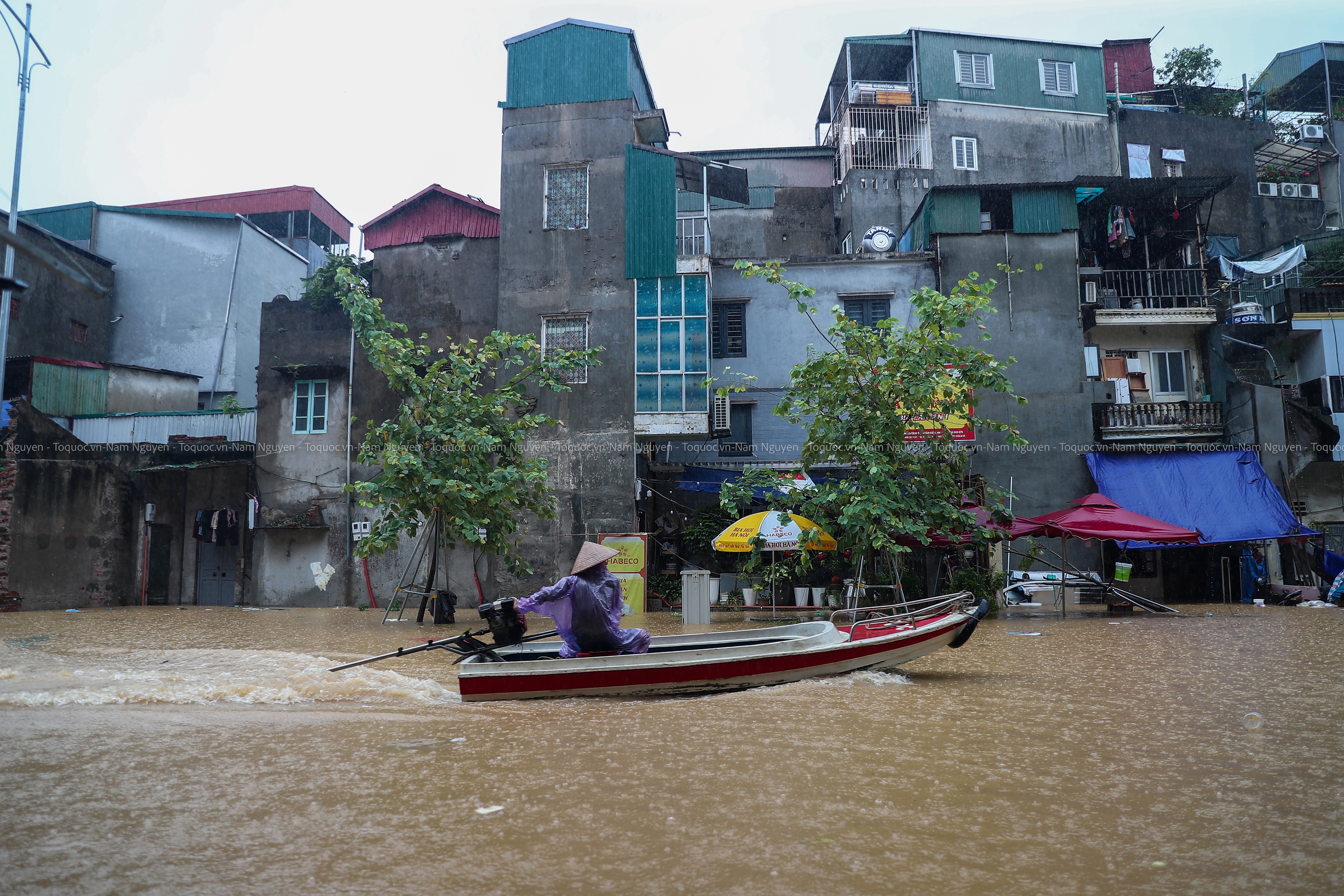 Hà Nội: Nước sông Hồng dâng nhanh, người dân Chương Dương Độ điêu đứng vì nước lũ dâng - Ảnh 13.